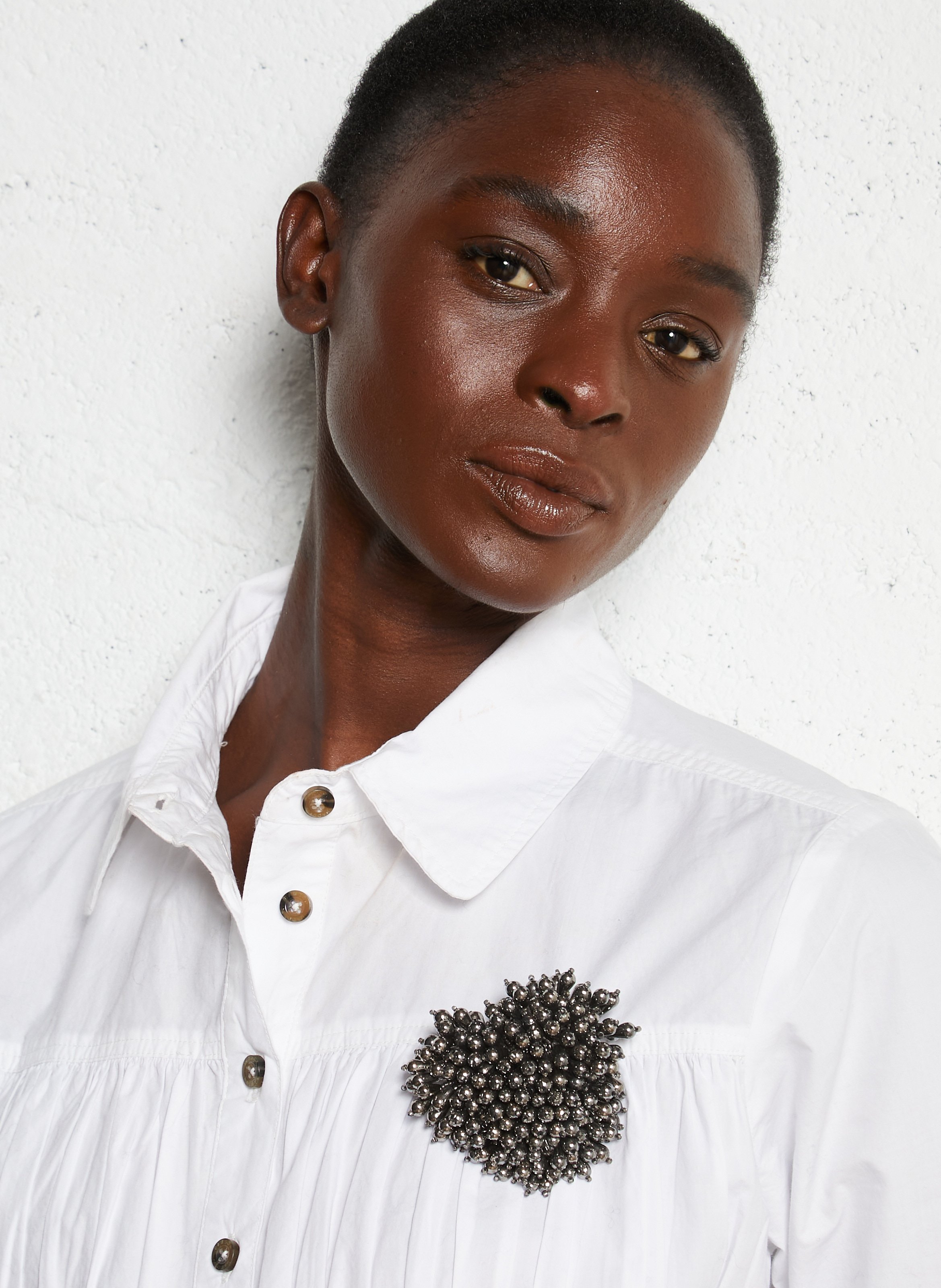 Broche trébol perlado con efecto pompón FEEKA Gris