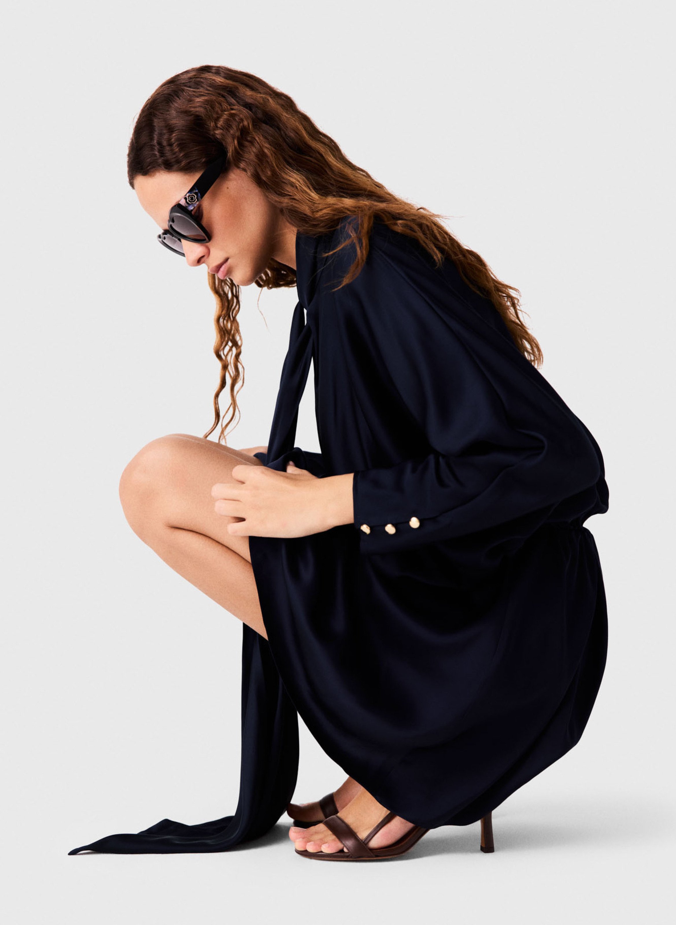 Korte jurk met geplooide details en een satijnen uitstraling MAJE Blauw