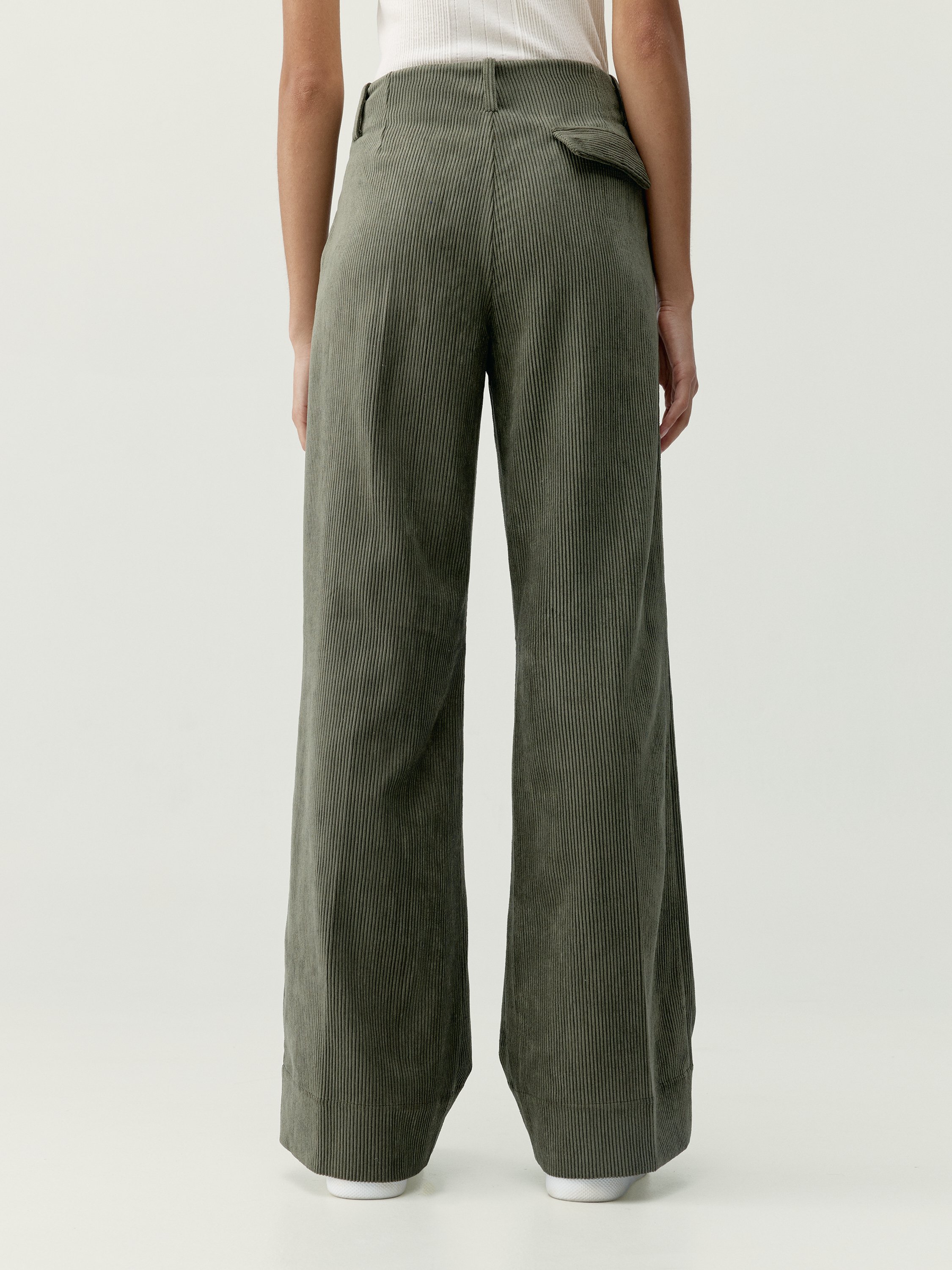 Women's zinnia wide leg sports pants with zippered pockets. BORN Green