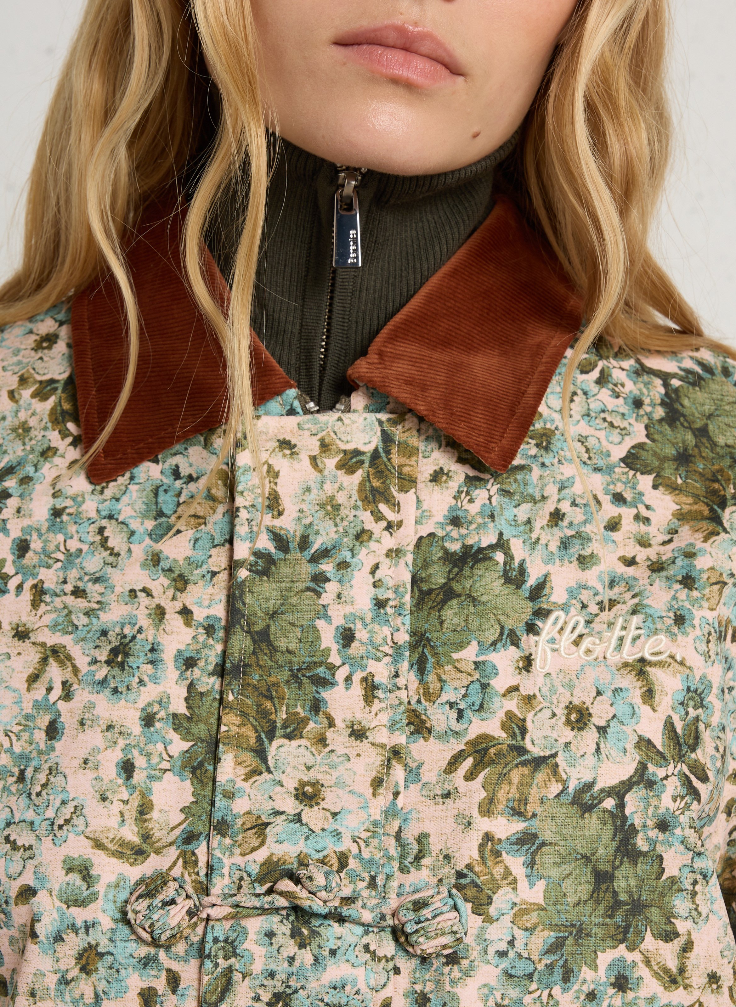 Gerade geschnittene einfarbige Jacke mit Cordkragen FLOTTE Mehrfarbig