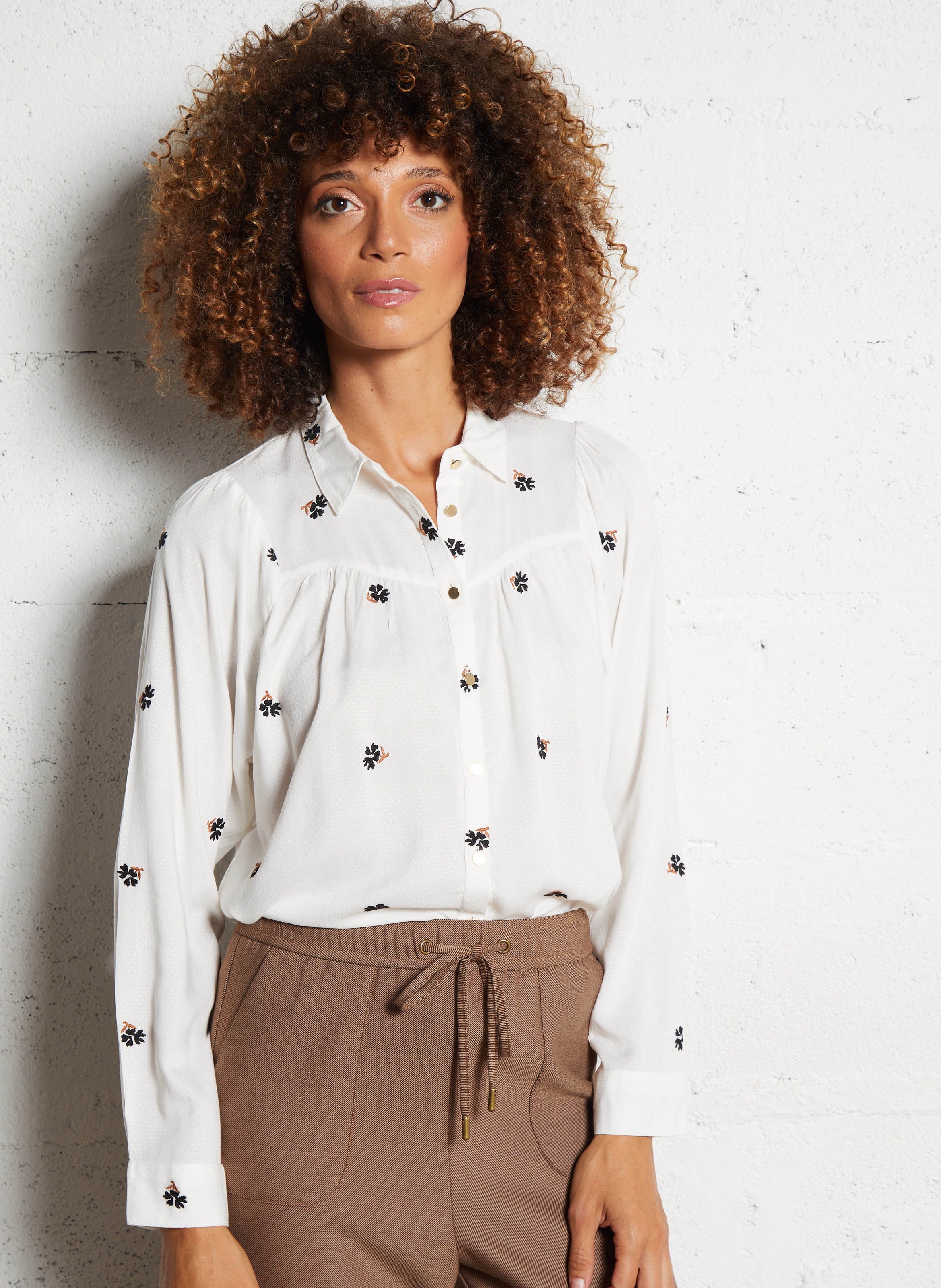 Straight classic collar shirt embroidered in blended cotton. I CODE White