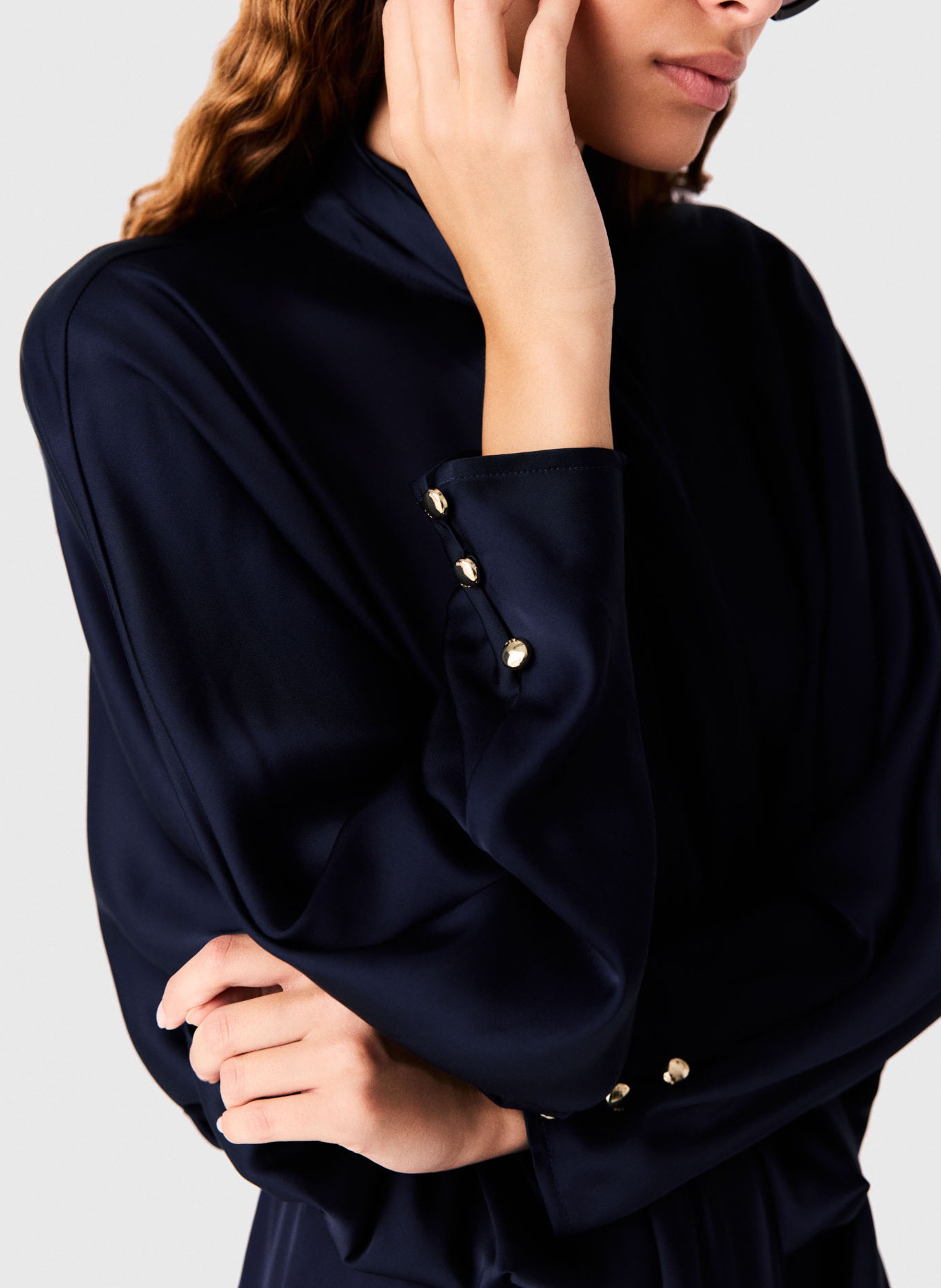 Korte jurk met geplooide details en een satijnen uitstraling MAJE Blauw