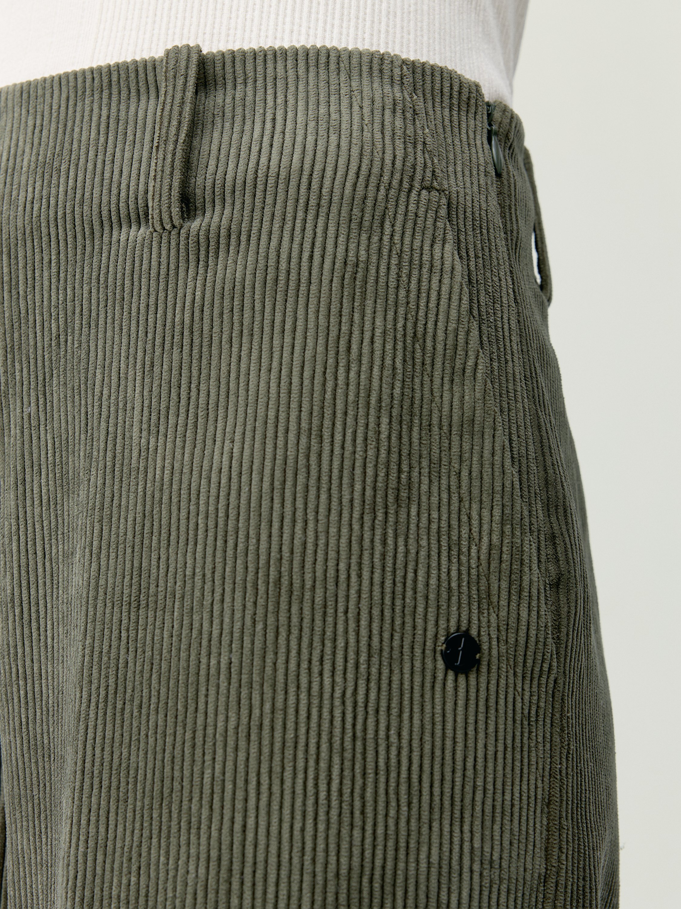 Women's zinnia wide leg sports pants with zippered pockets. BORN Green