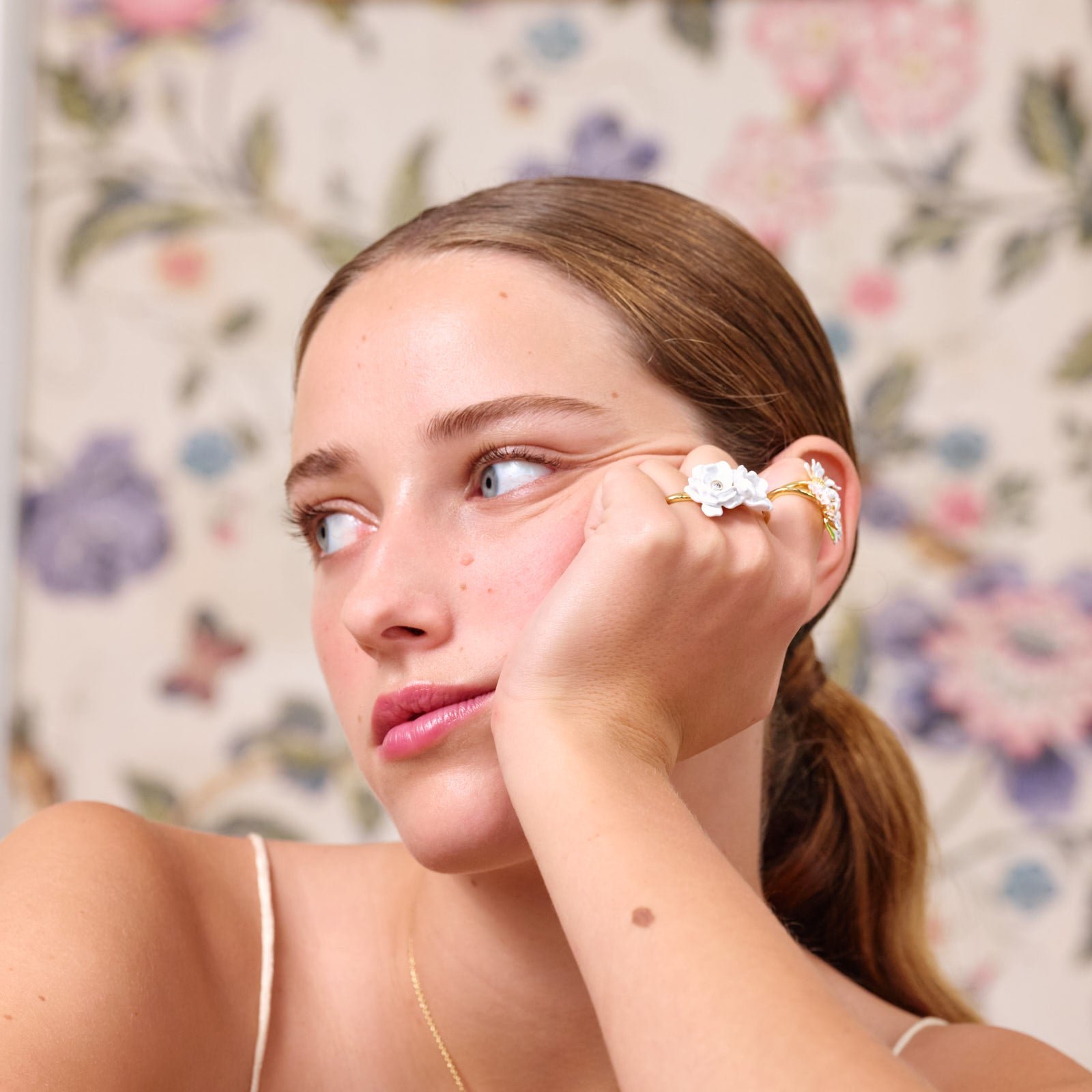 S flower adjustable two-finger ring LES NEREIDES White