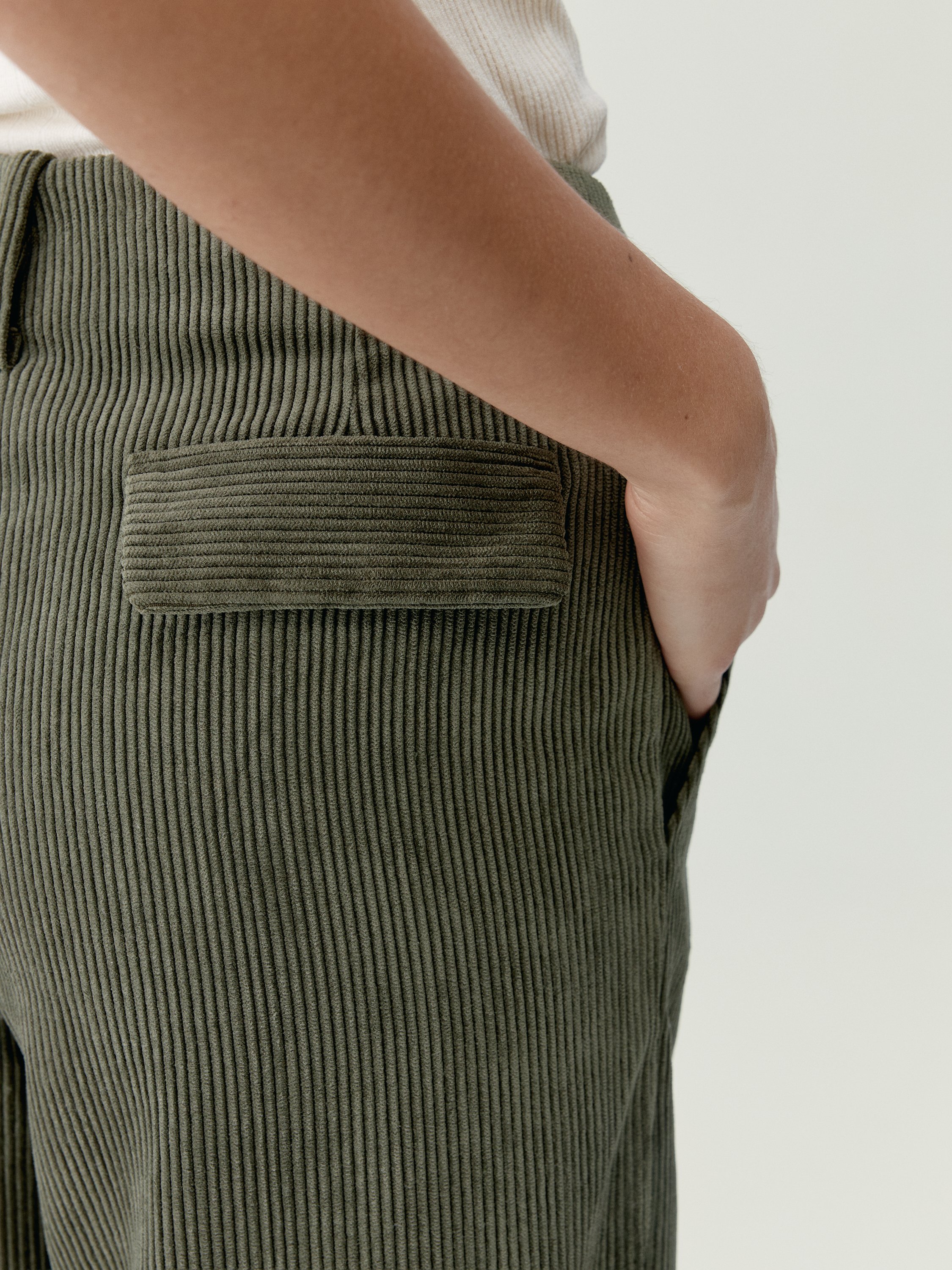 Women's zinnia wide leg sports pants with zippered pockets. BORN Green