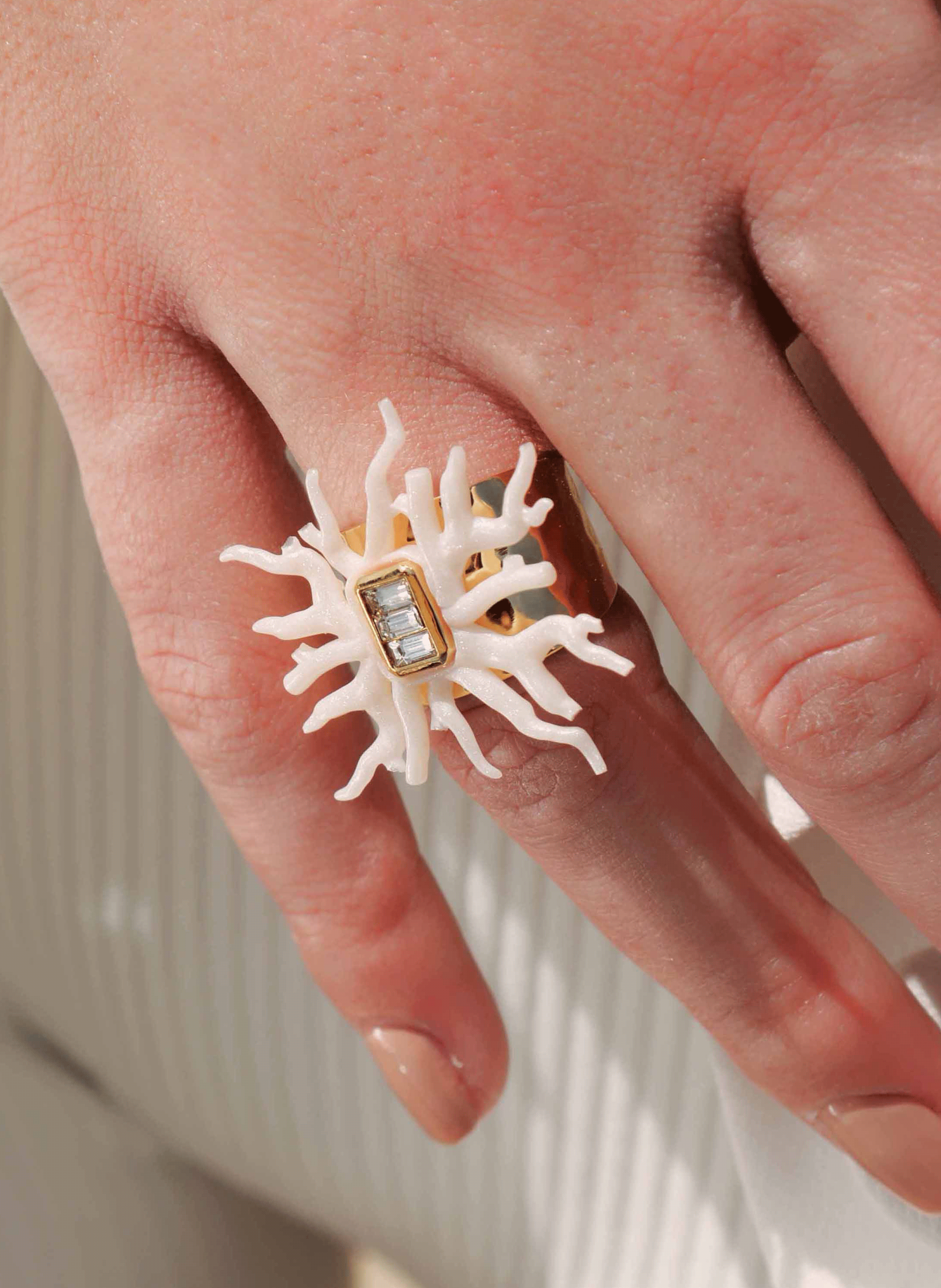 Bague avec cabochon central Blanc