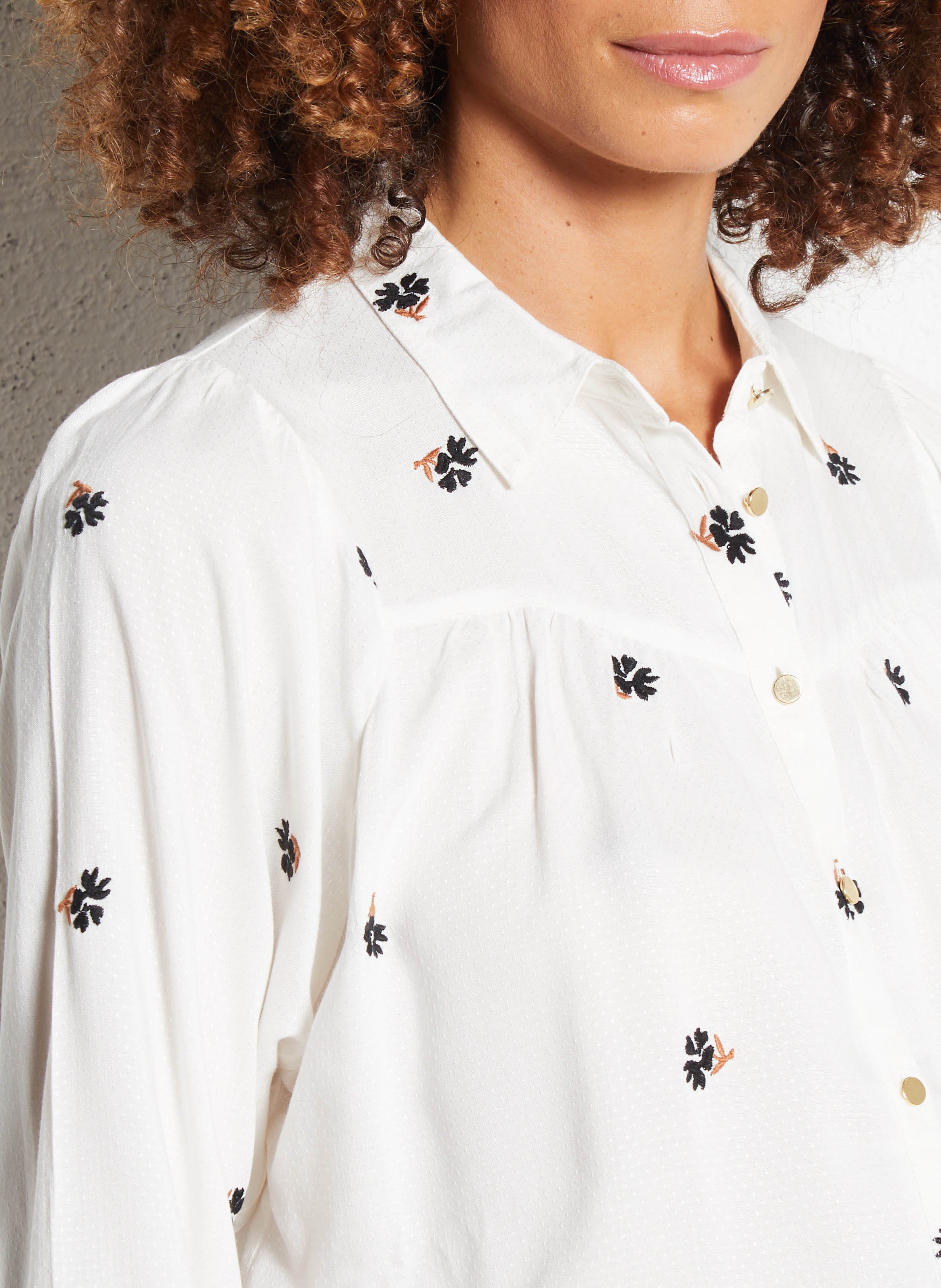 Straight classic collar shirt embroidered in blended cotton. I CODE White