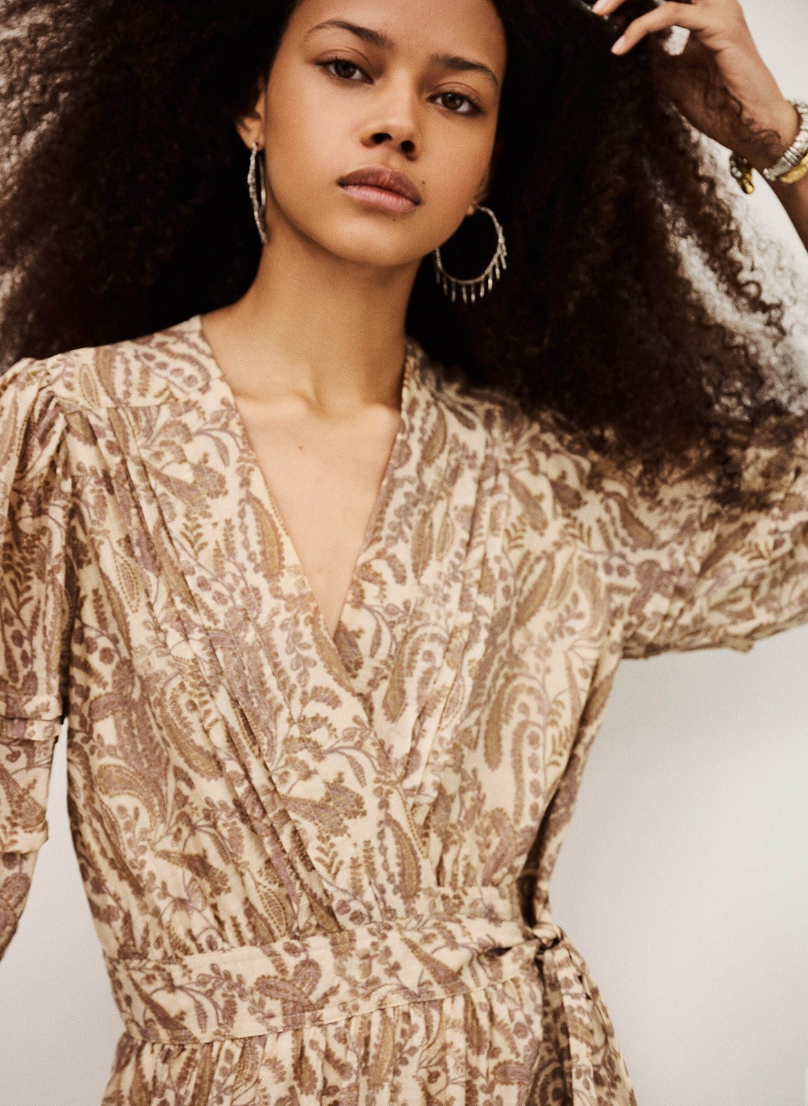 Korte, getailleerde jurk met V-hals en print BA&SH Beige