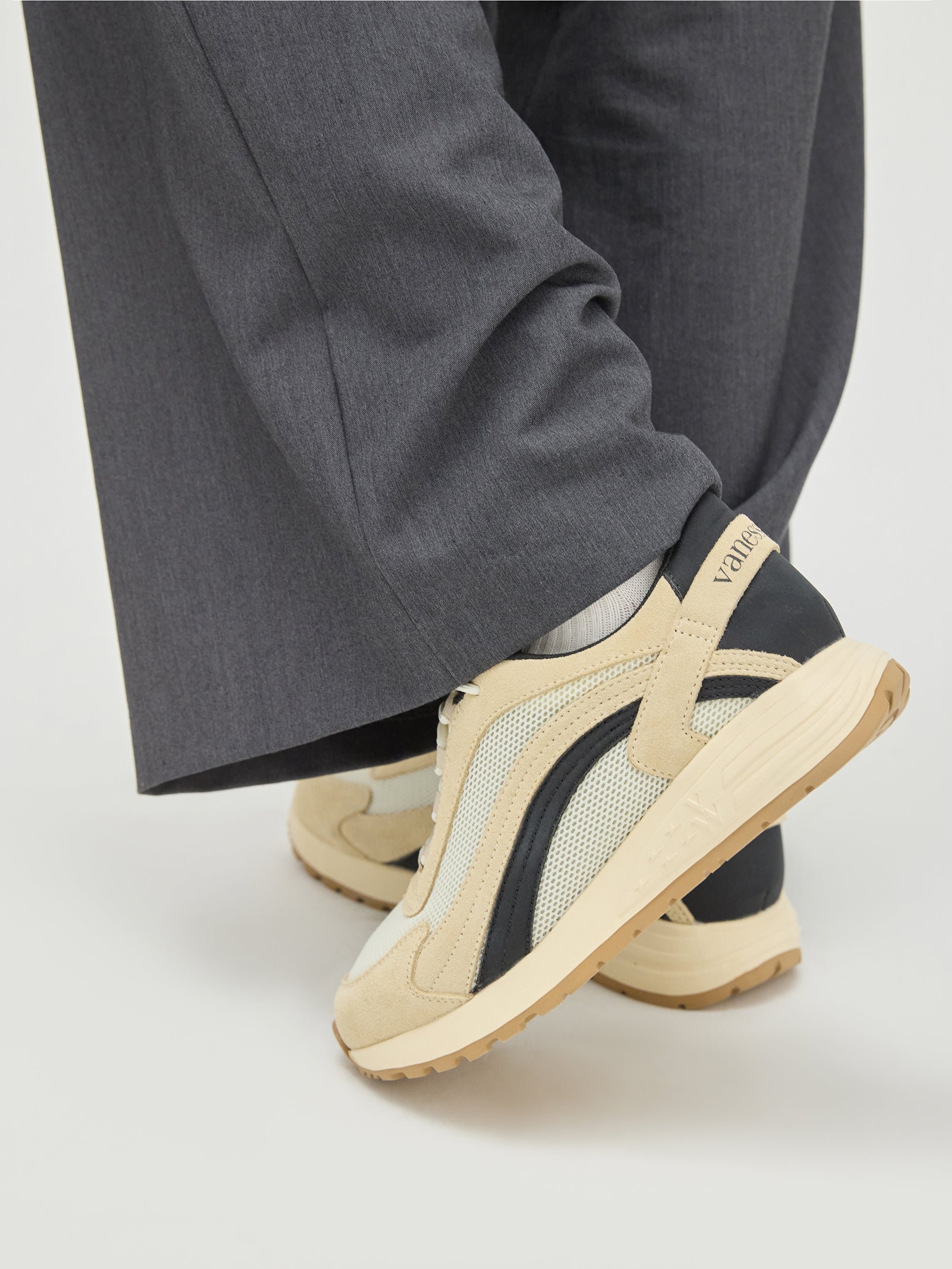 Sneakers with side panels on a sporty sole Black