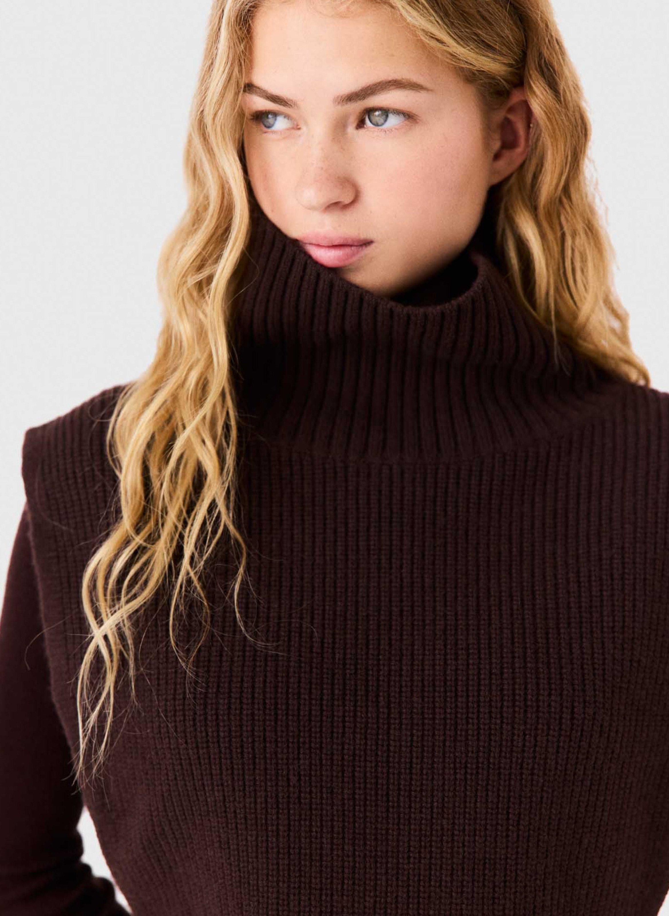 Pull col montant sans manches MAJE Marron