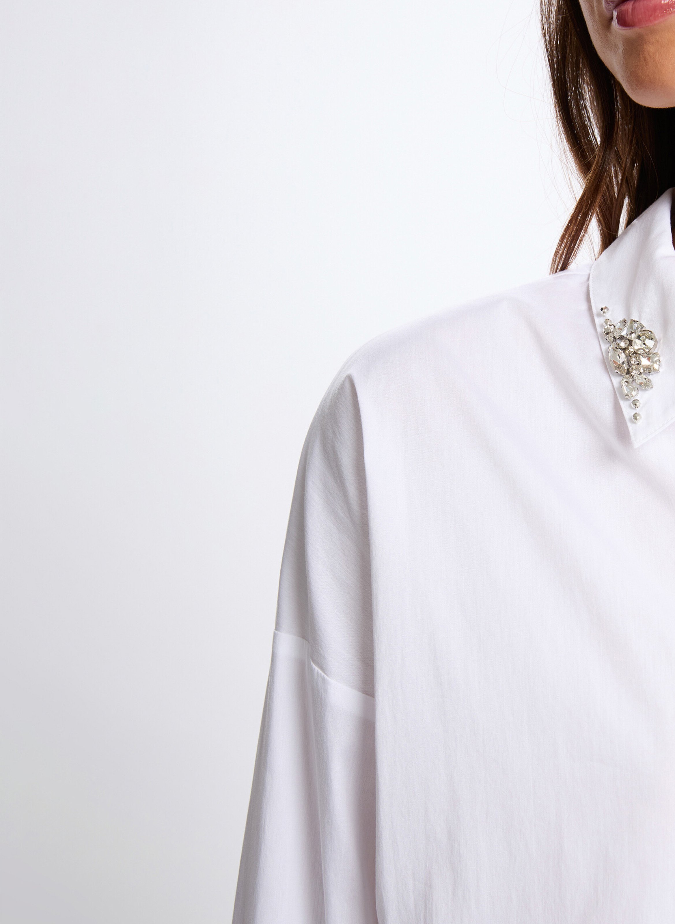 <p>Hemd in Übergröße mit Strasssteinen</p> MORGAN Weiss