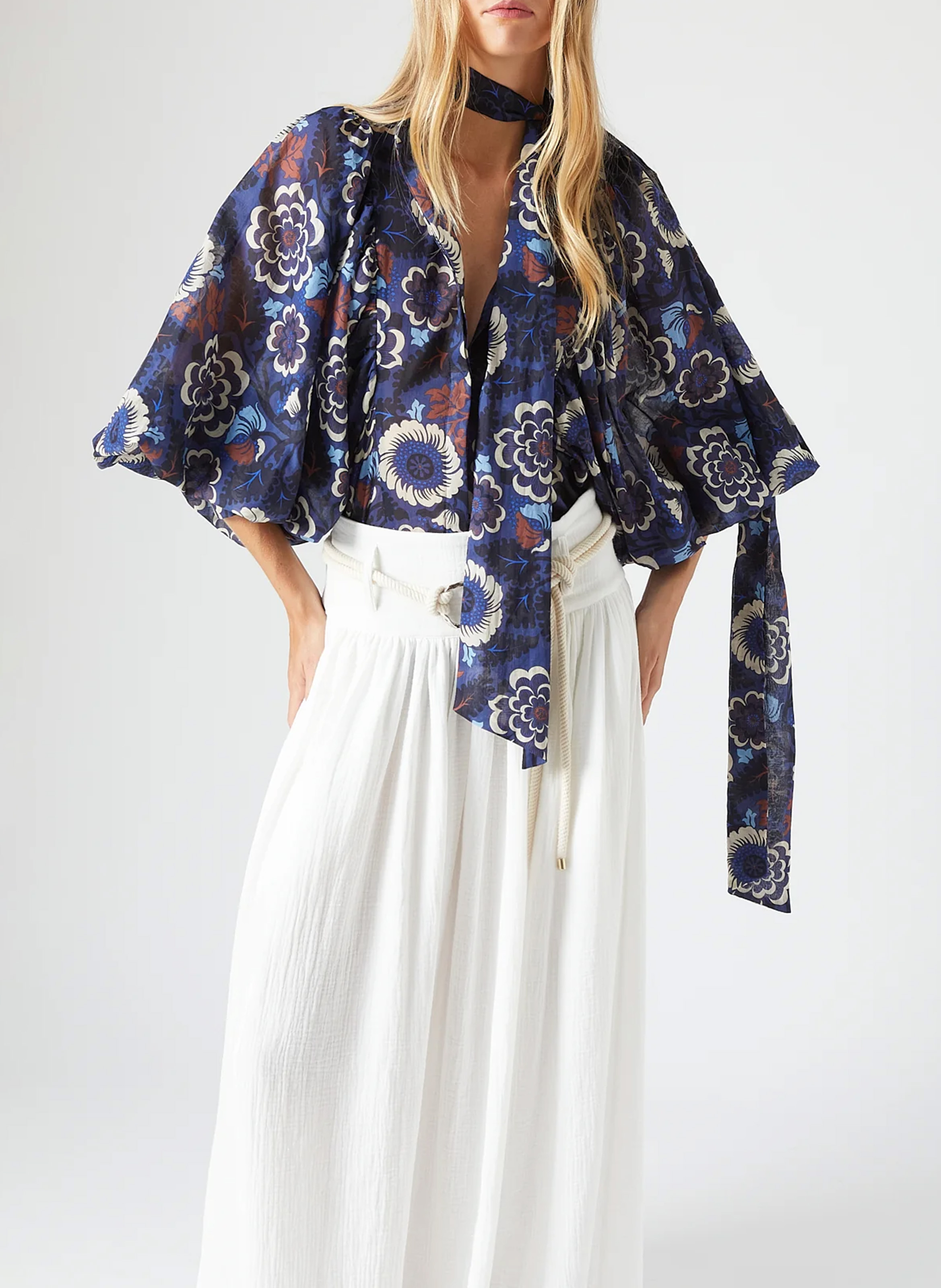 Blouse met bloemenprint ronde hals THE LABEL EDITION Blauw