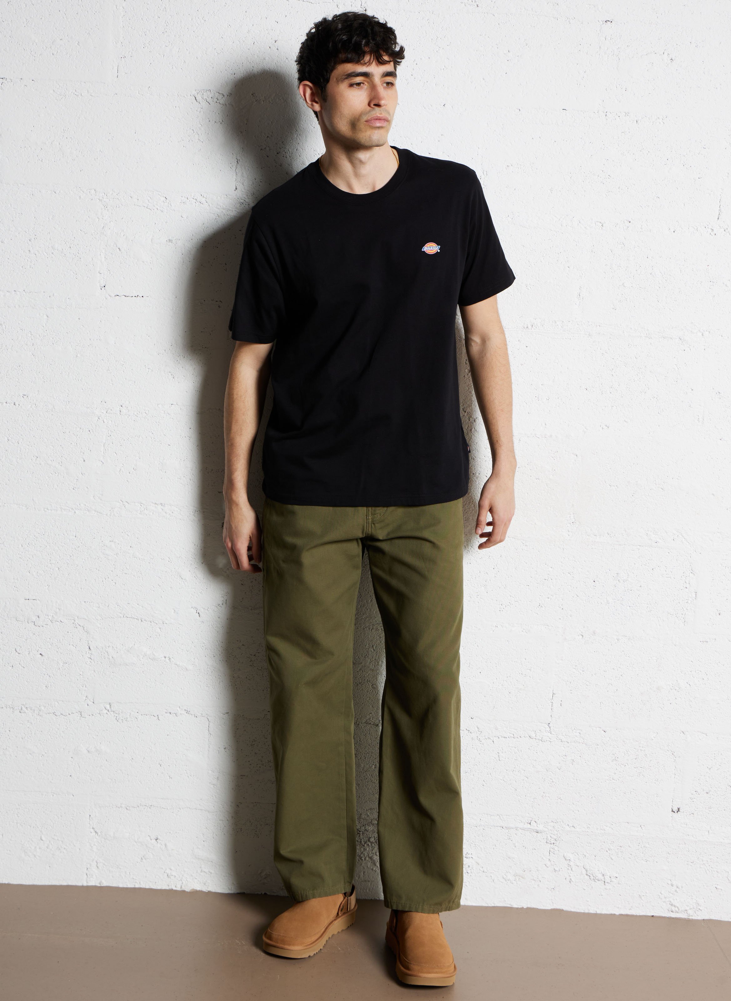 - Rechte jeans
- 5 zakken
- Recht model
- Verwassen effect DICKIES Kaki