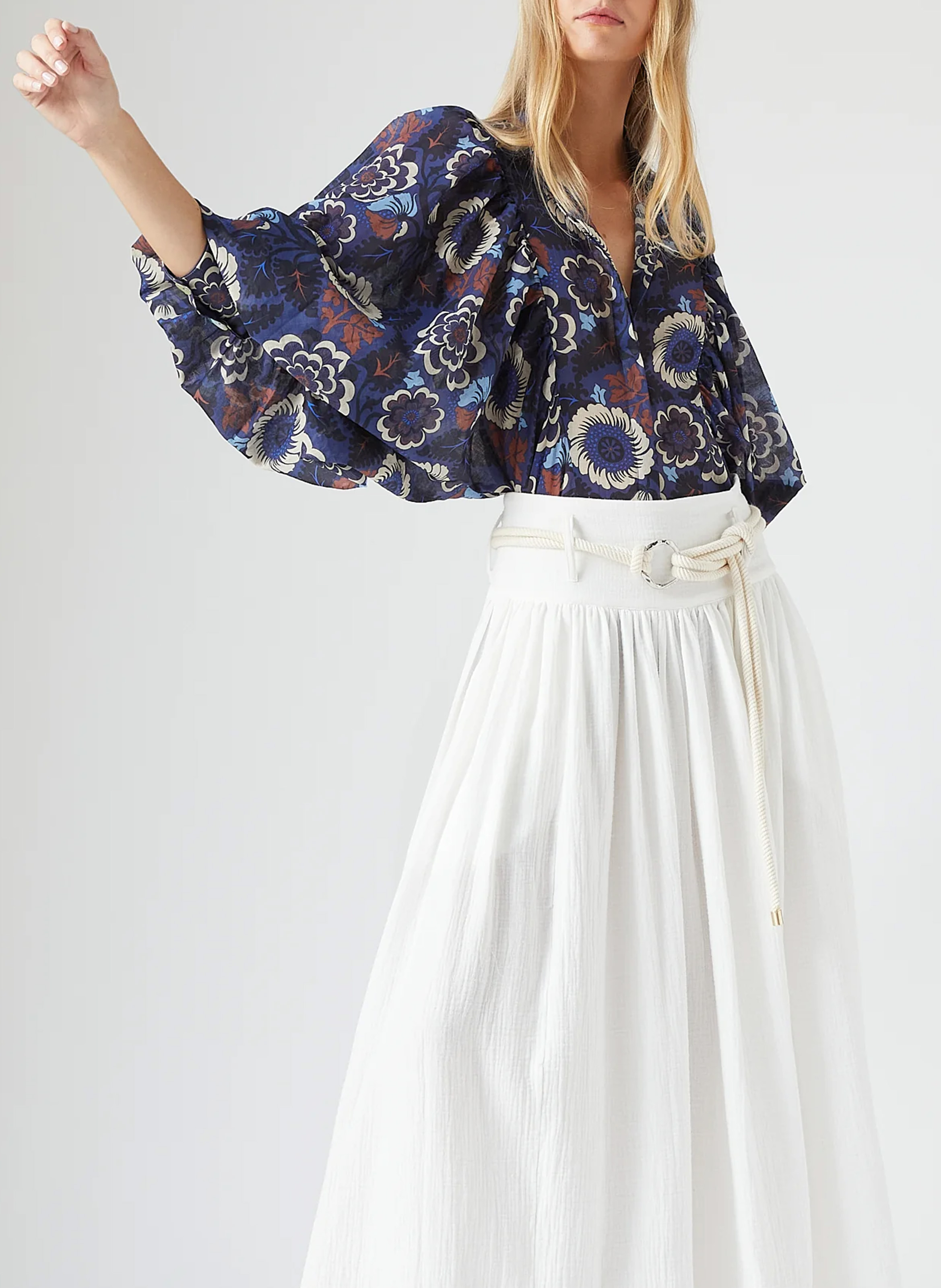 Blouse met bloemenprint ronde hals THE LABEL EDITION Blauw