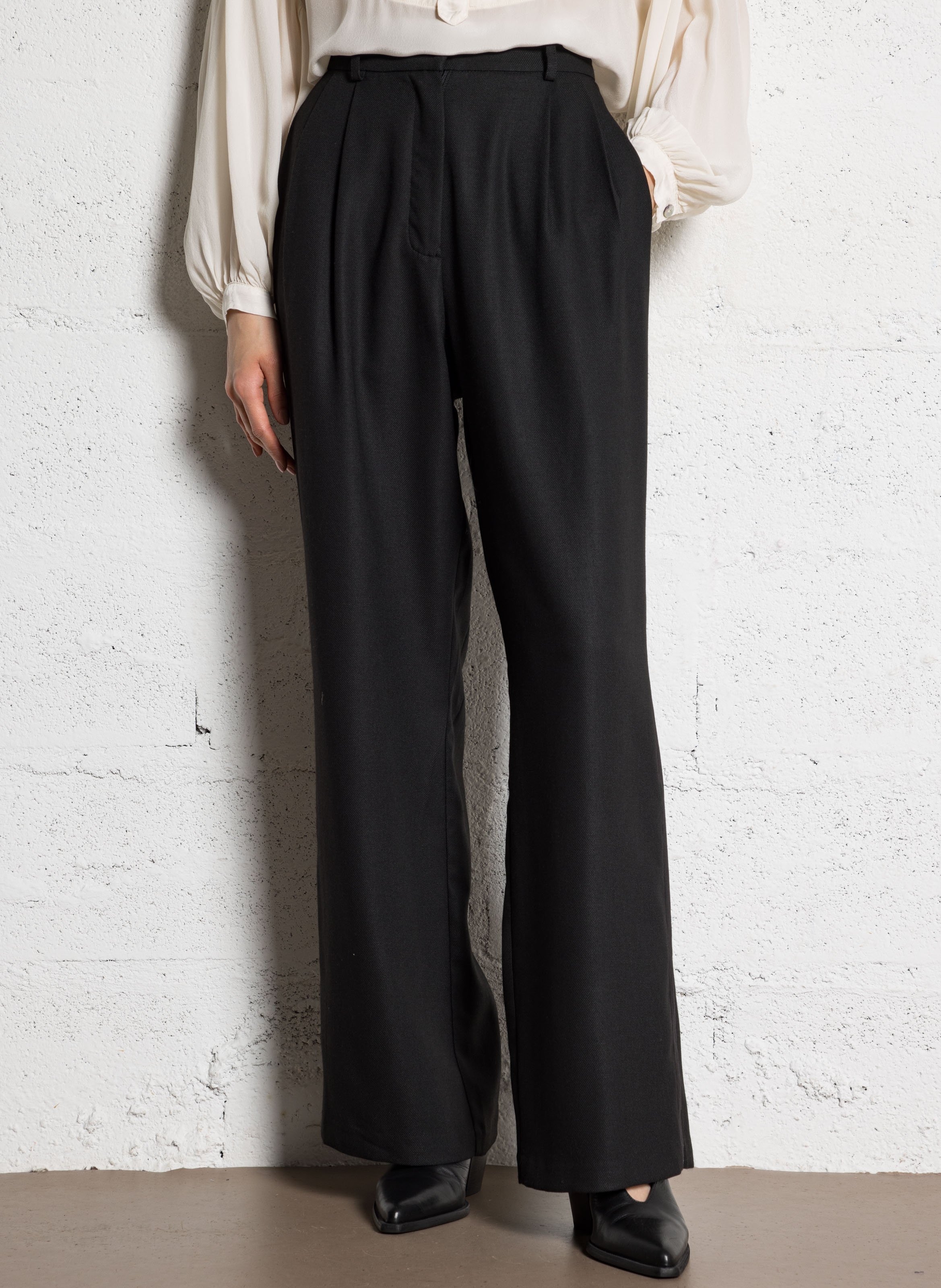 Wide pleated trousers  MAISON HOTEL Black