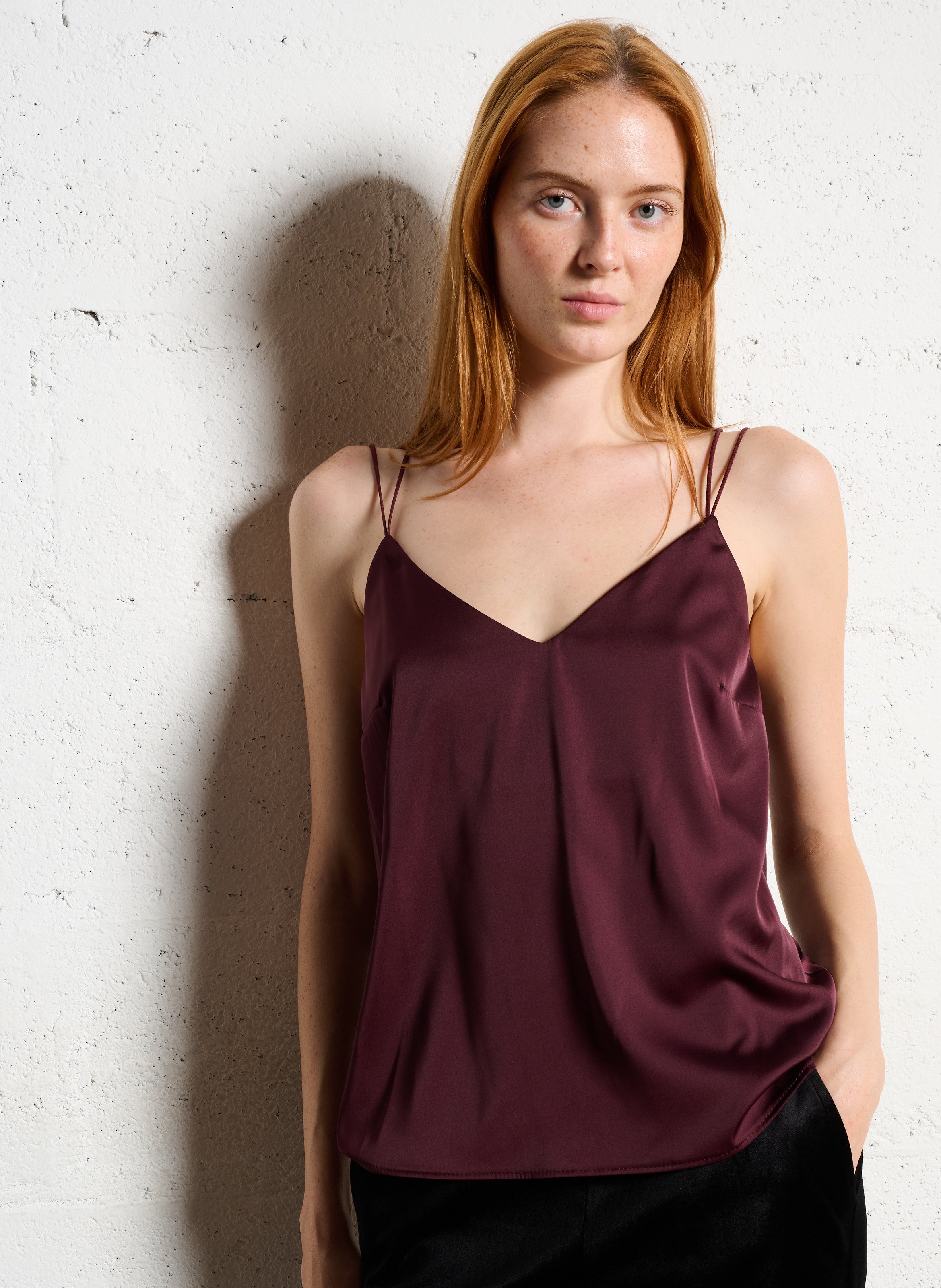 Top droit col V satiné IMPERIAL Rouge