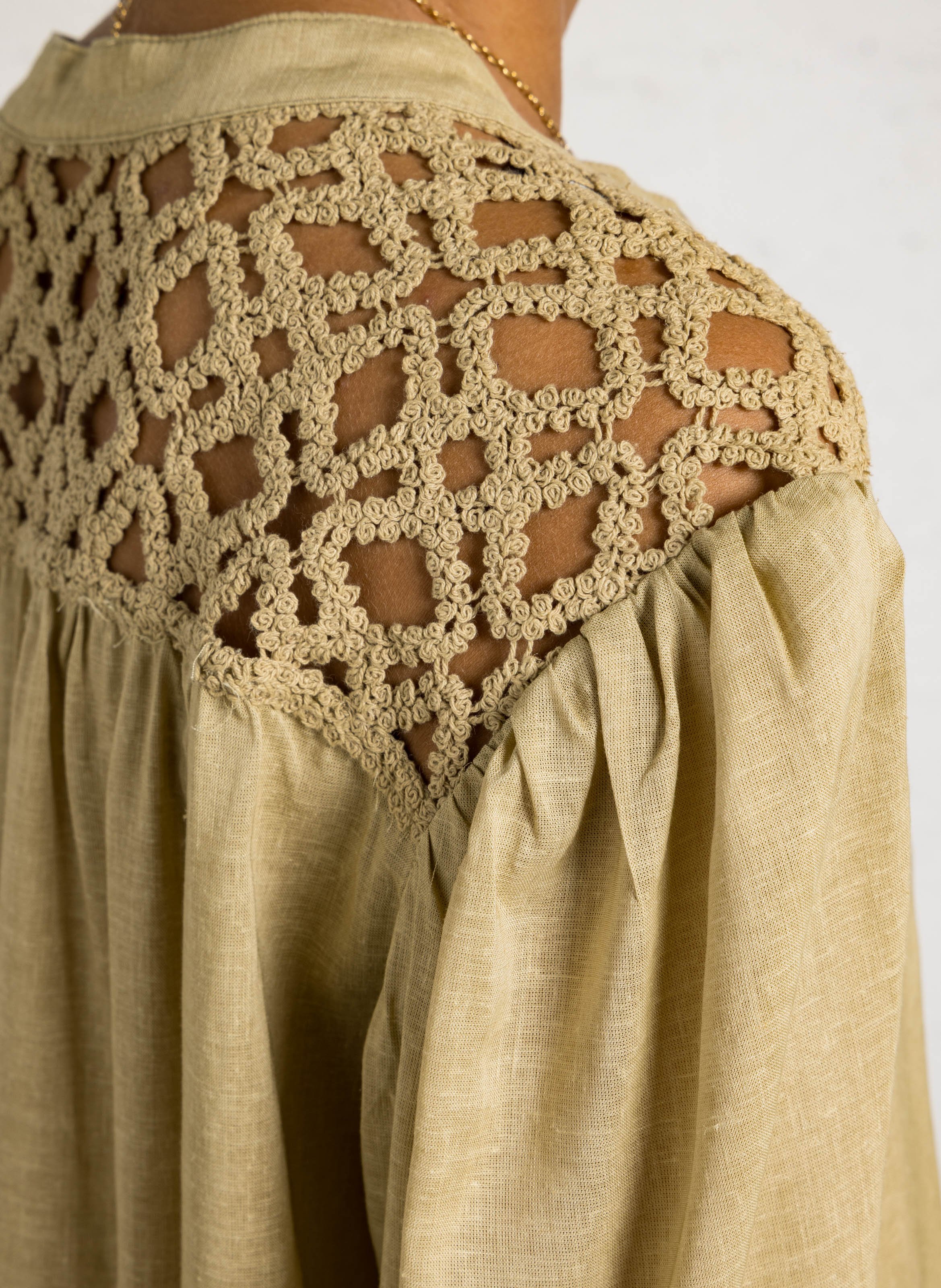 Oversized V-hals blouse van gemengd linnen THE KORNER Beige
