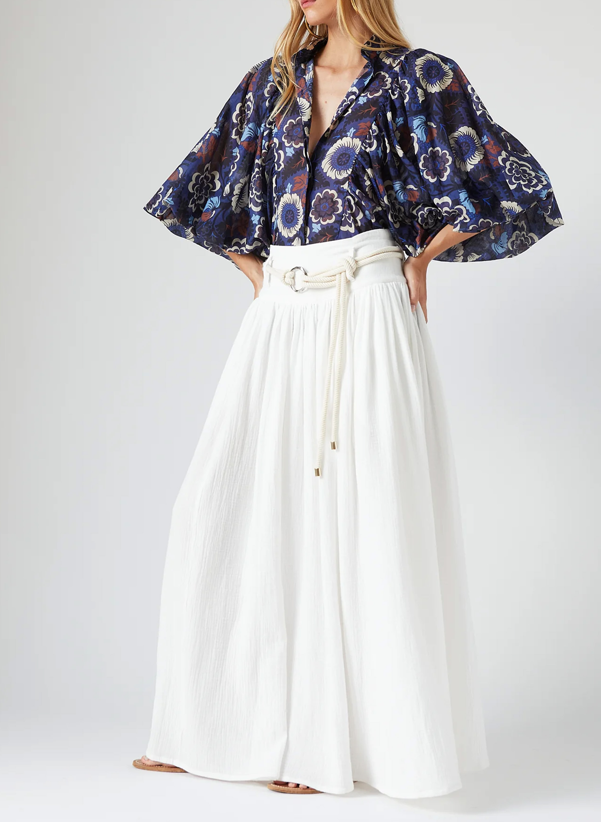 Blouse met bloemenprint ronde hals THE LABEL EDITION Blauw