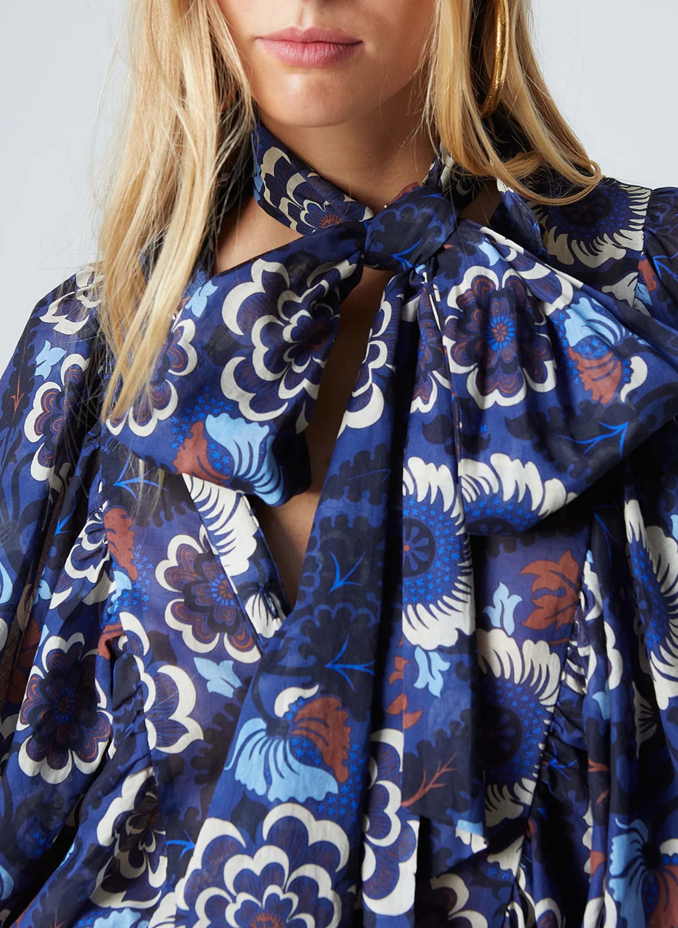 Blouse met bloemenprint ronde hals THE LABEL EDITION Blauw