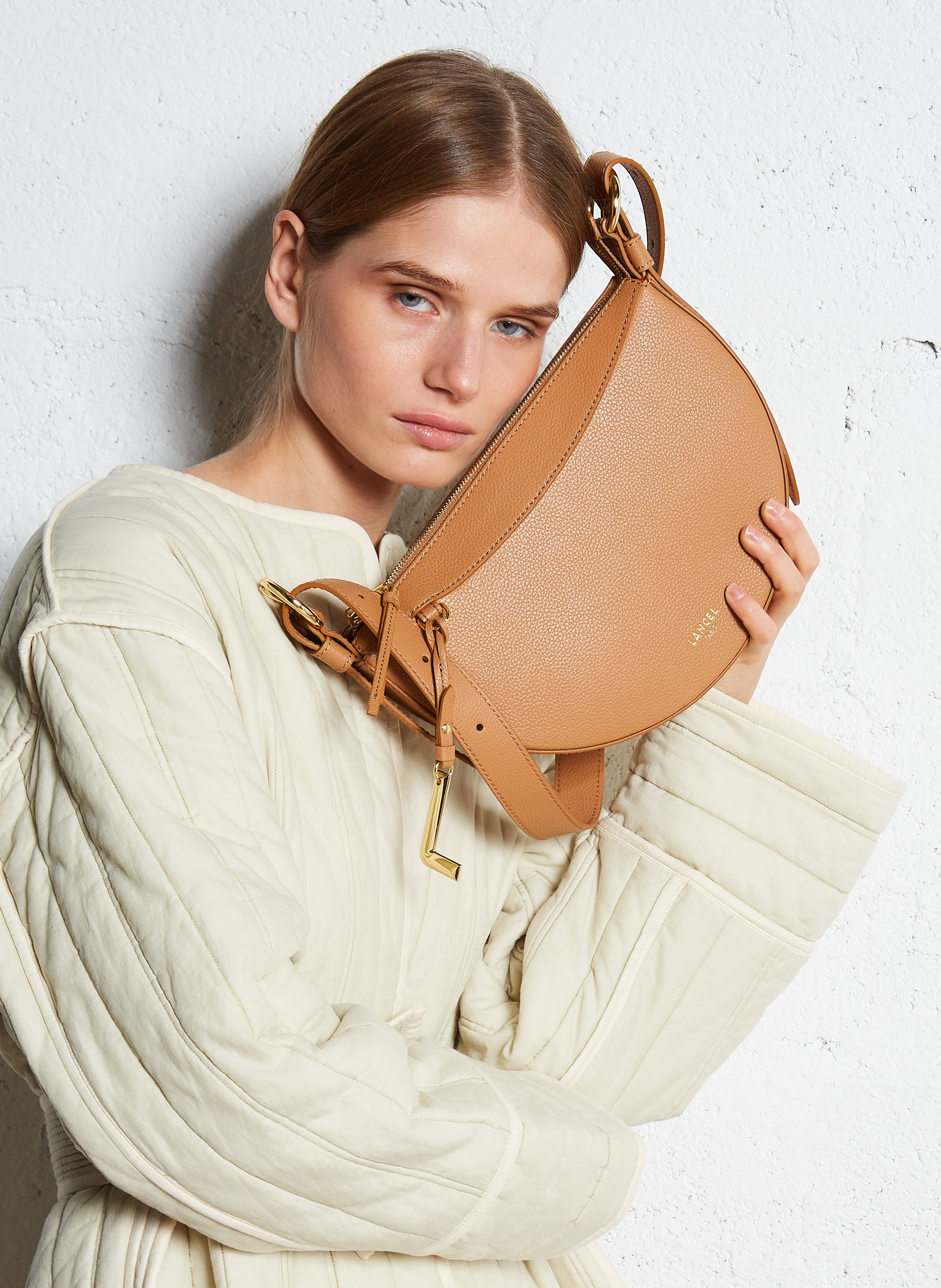 Sac demie lune en cuir  LANCEL Beige