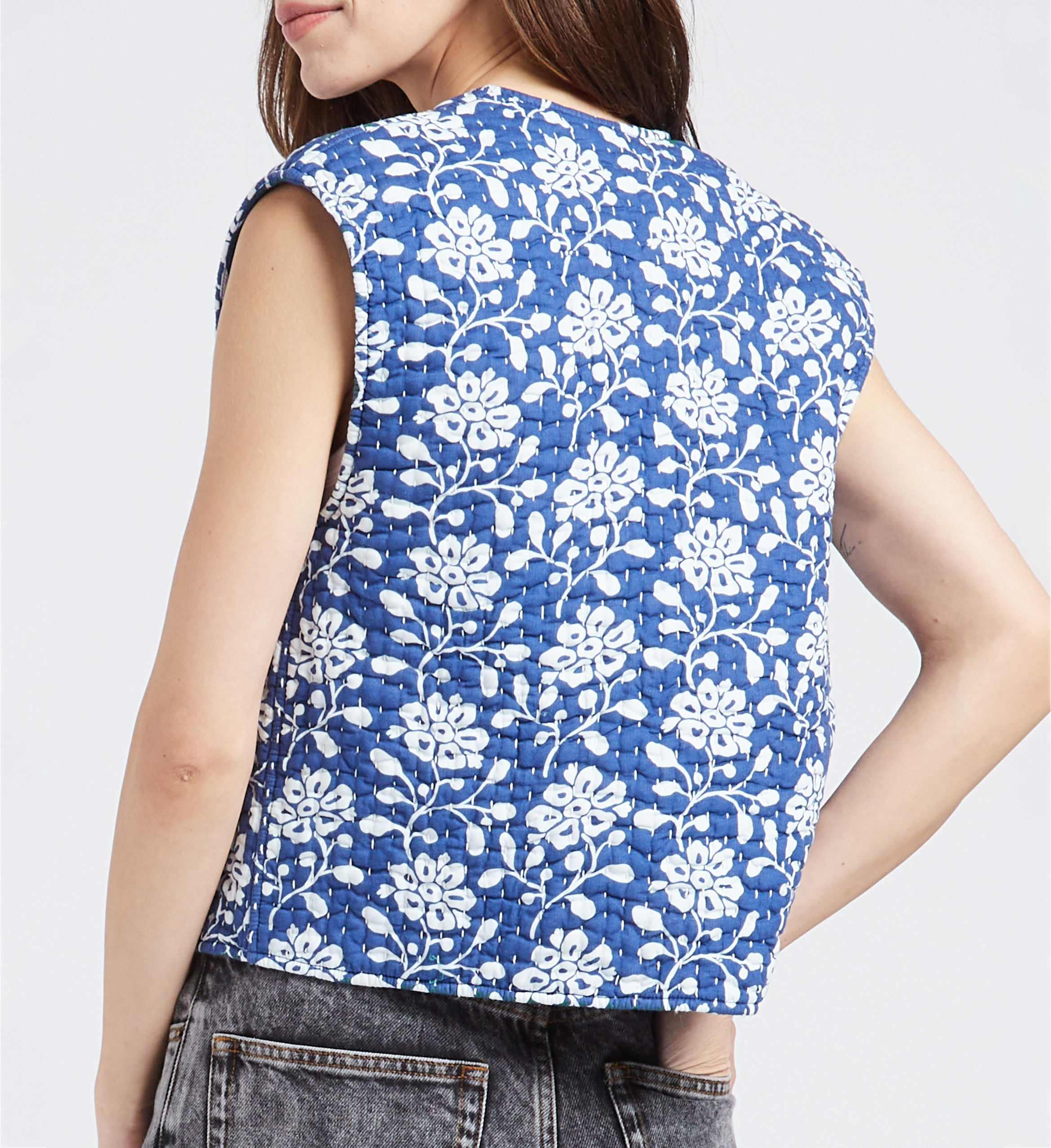 Mouwloos, gewatteerd, katoenen vestje met print SWILDENS Blauw