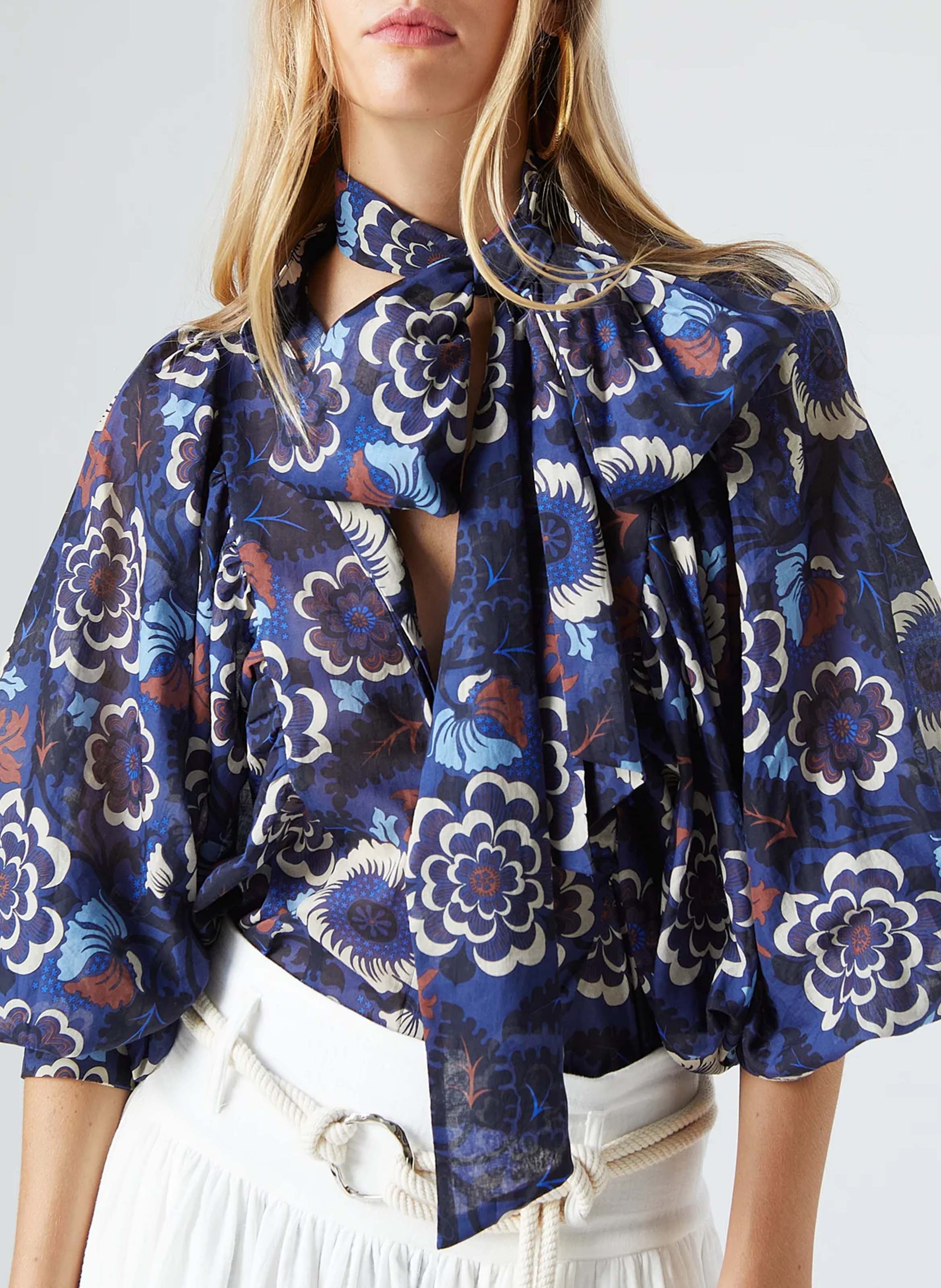 Blouse met bloemenprint ronde hals THE LABEL EDITION Blauw
