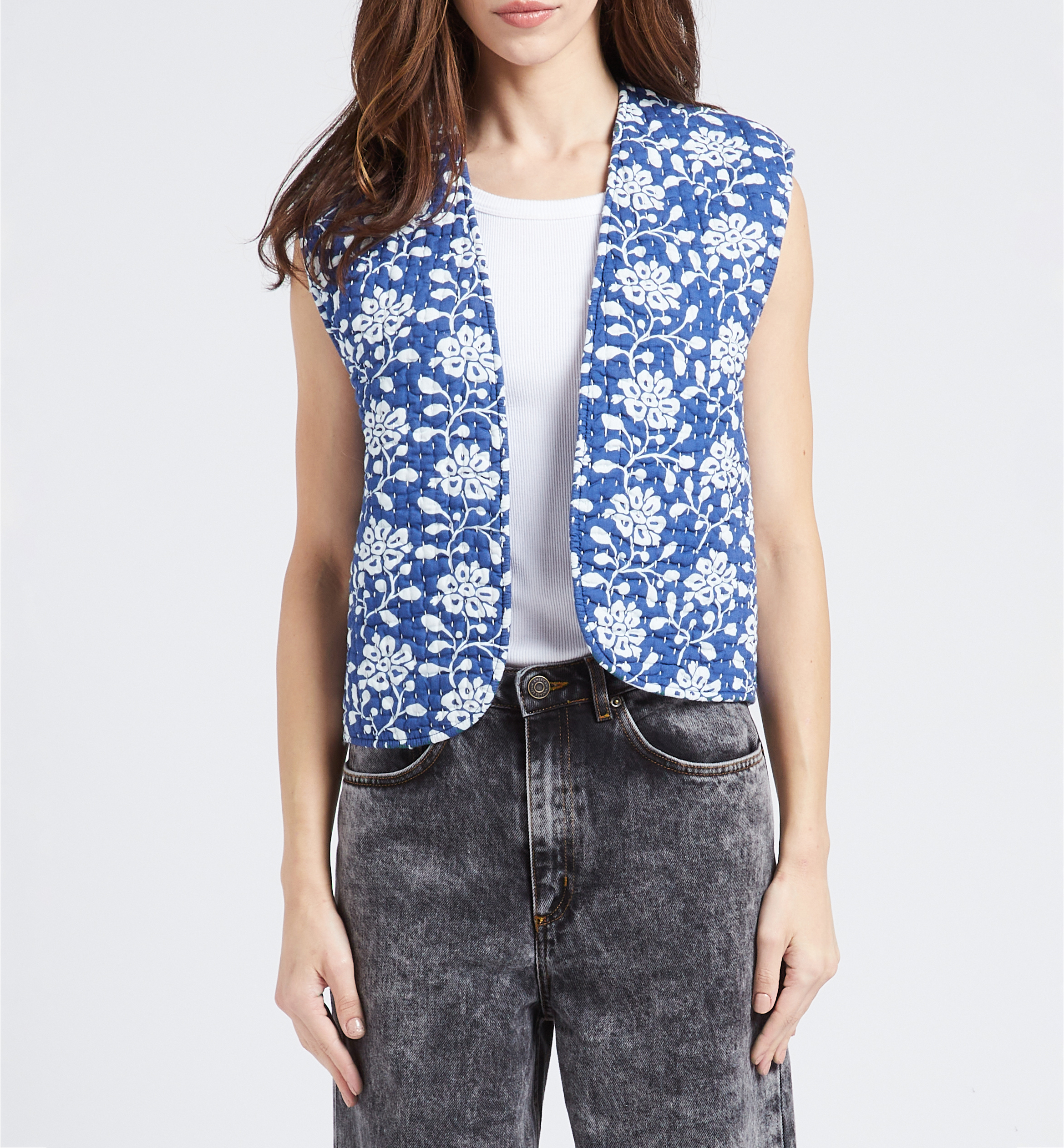 Mouwloos, gewatteerd, katoenen vestje met print SWILDENS Blauw