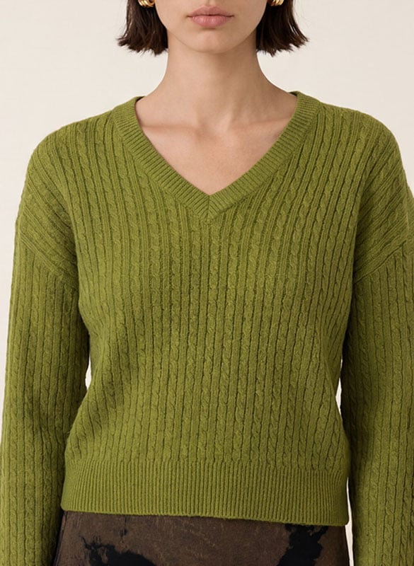 Straight-fit V-neck jumper in wool-blend cable knit KOOKAI Green