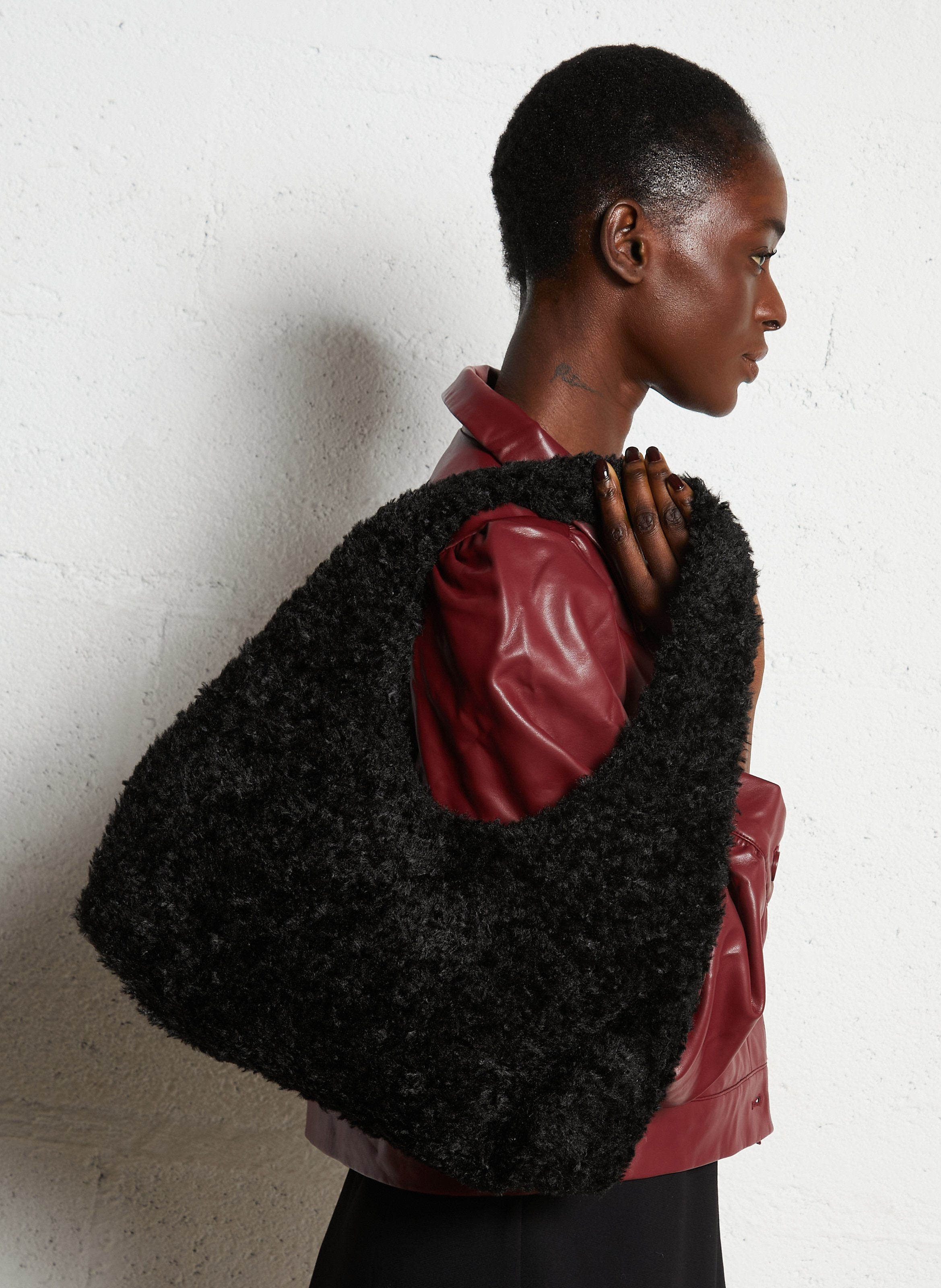 Schoudertas gedragen over de schouder van imitatiebont AU PRINTEMPS PARIS Zwart