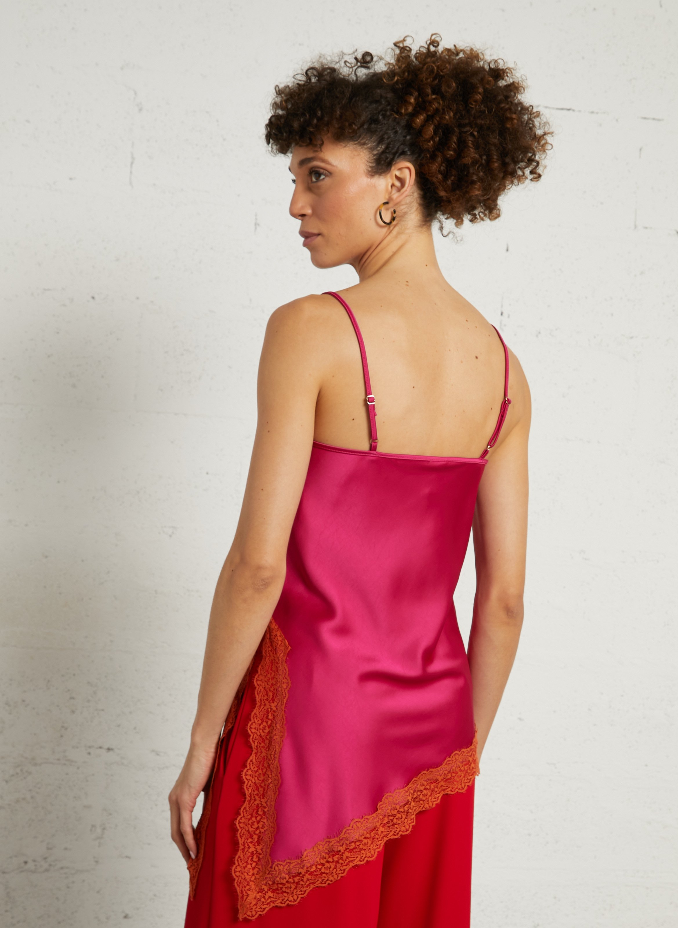 Rechte satijnen top met V-hals IMPERIAL Roze