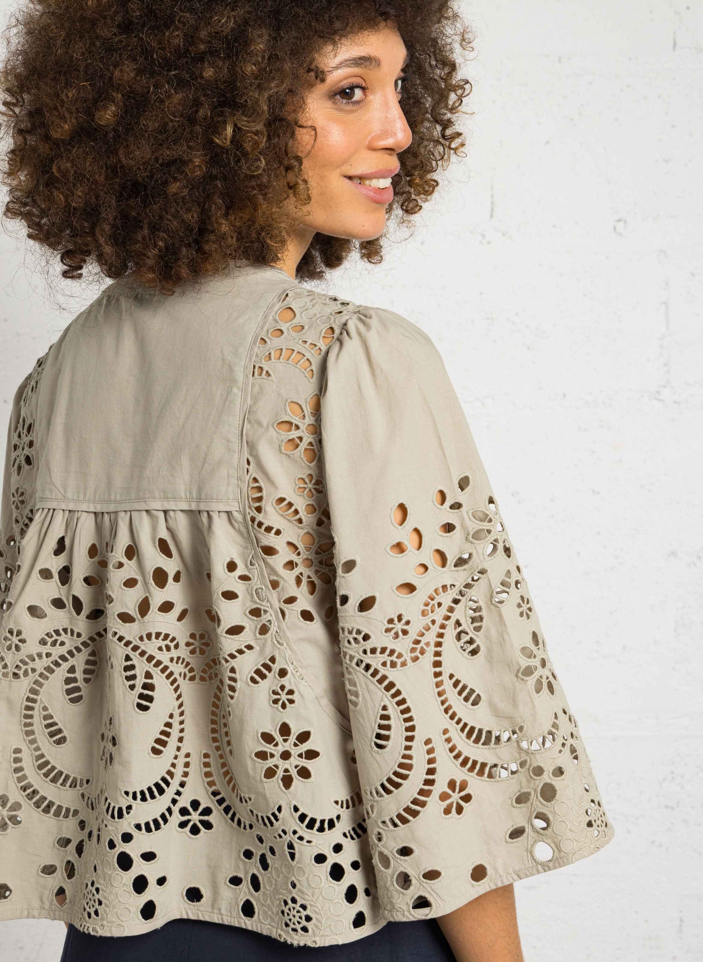 Bestickte Baumwollbluse mit Rundhalsausschnitt SEE U SOON Khaki