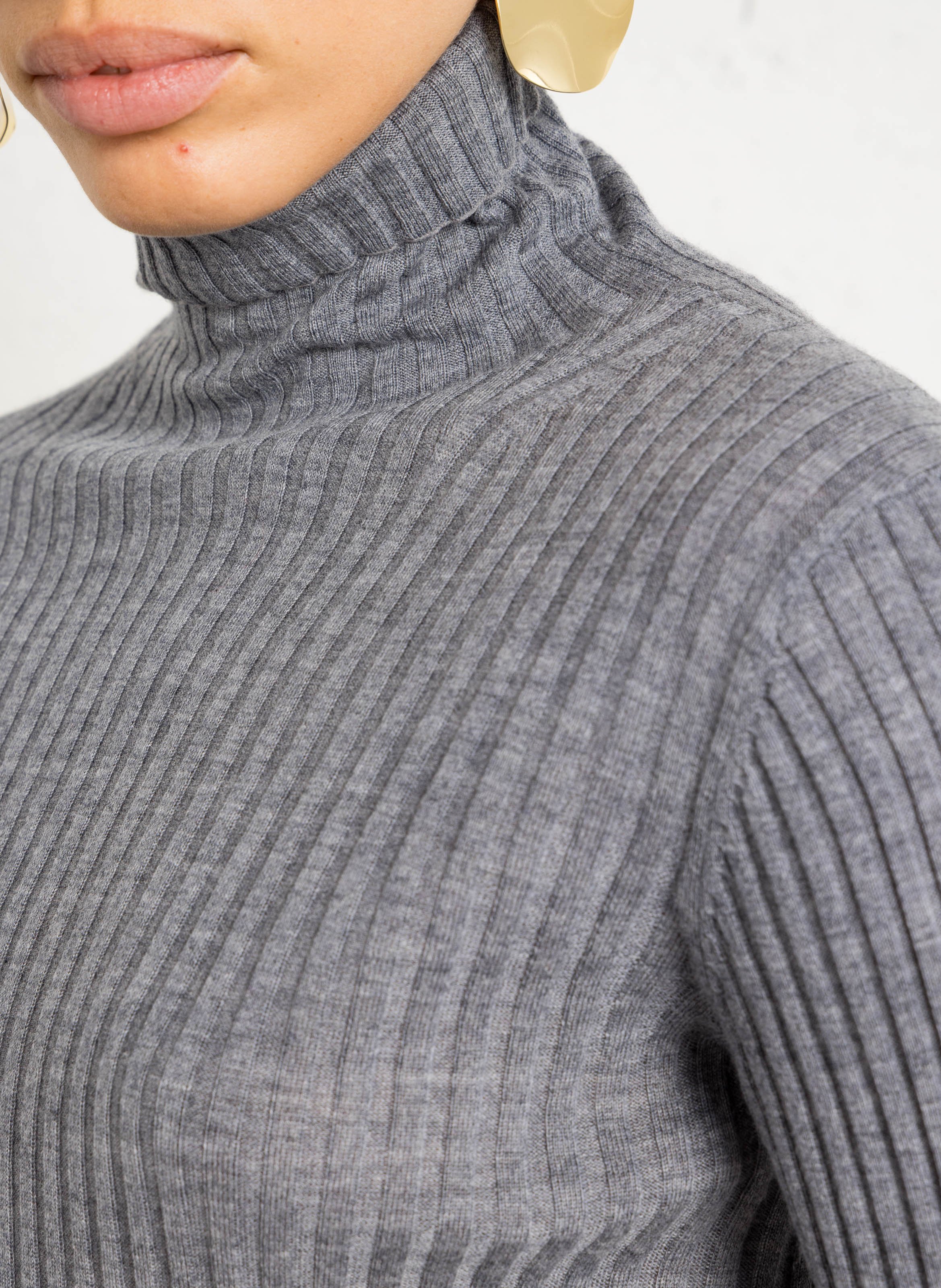 Jersey de cuello alto entallado de lana merino SOEUR Gris