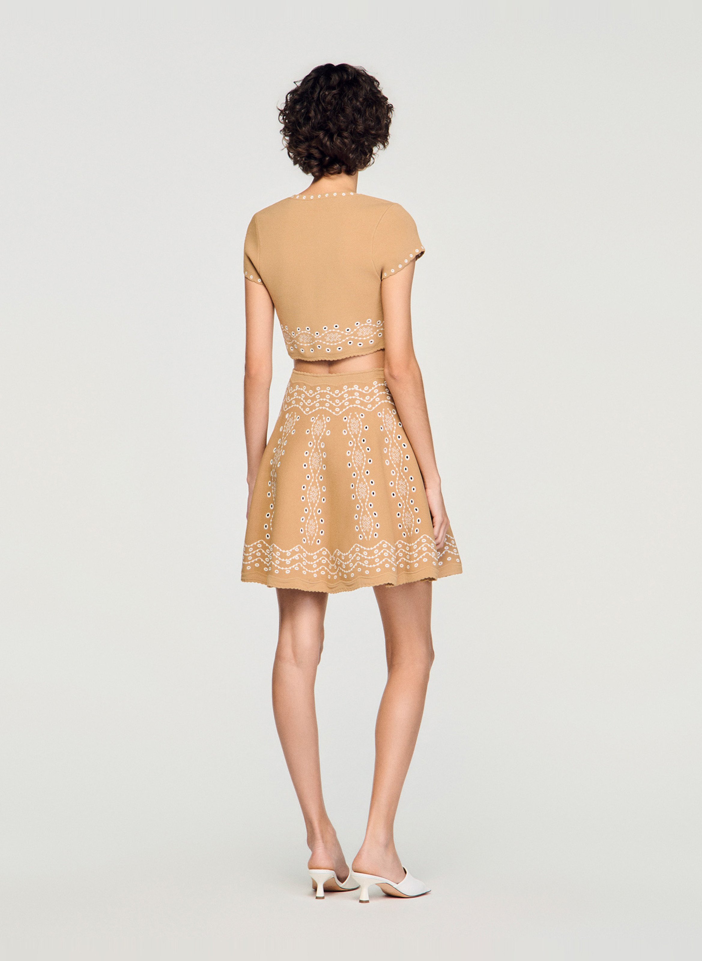 Top met ronde hals en borduursels. SANDRO Beige