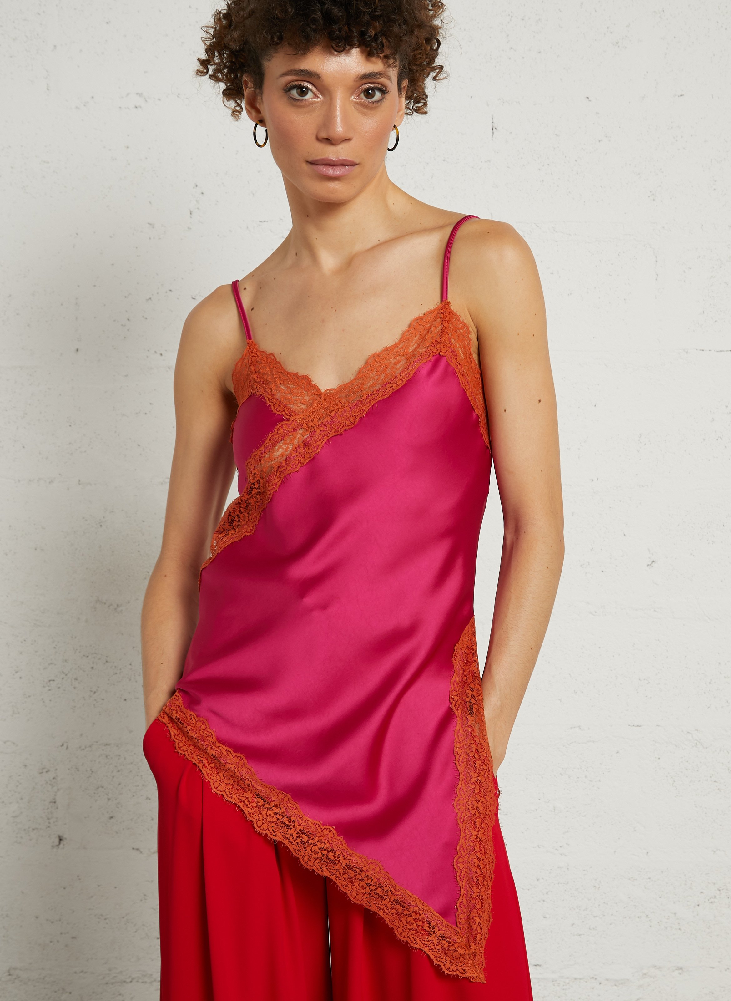 Rechte satijnen top met V-hals IMPERIAL Roze