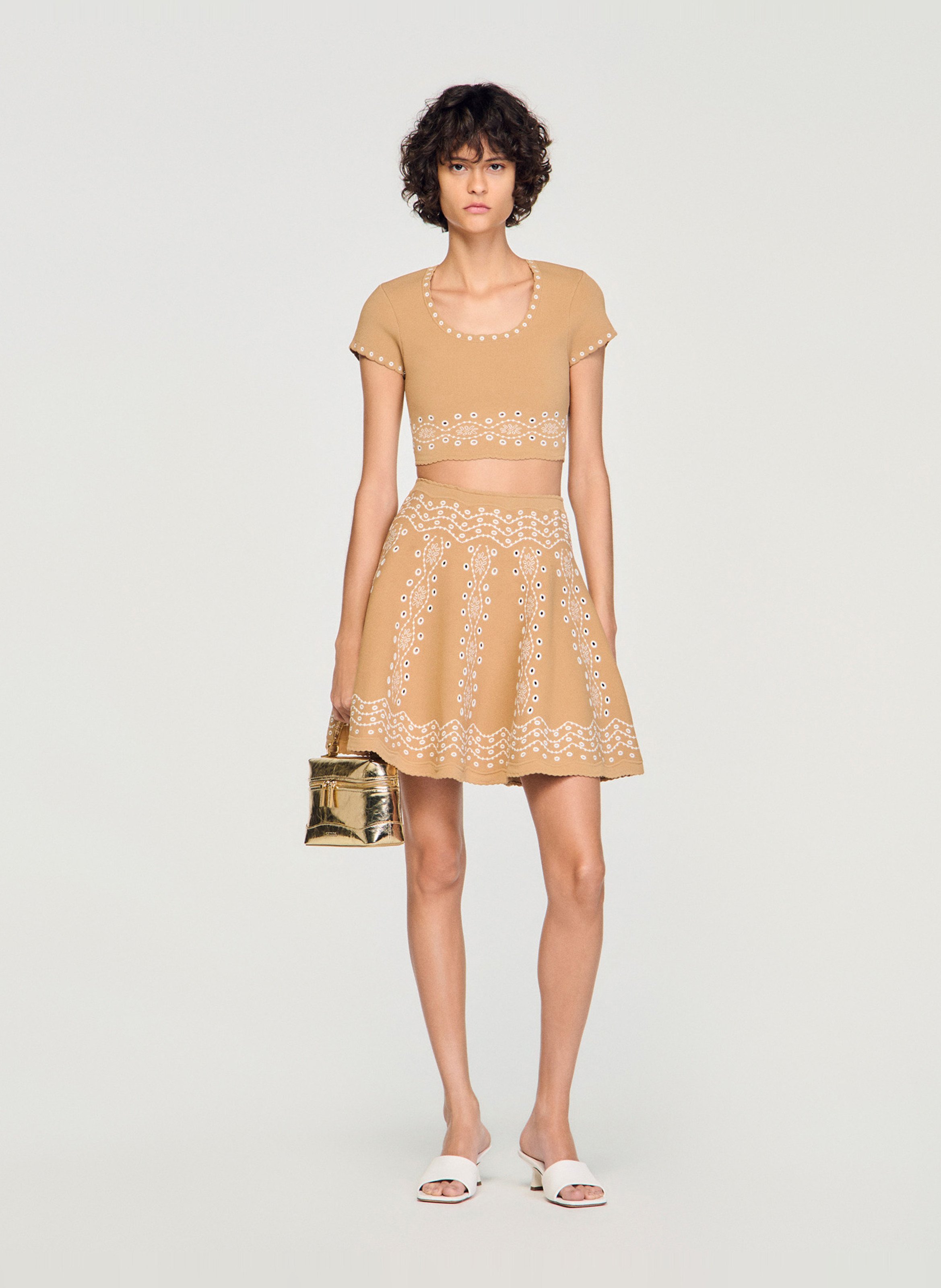 Top met ronde hals en borduursels. SANDRO Beige