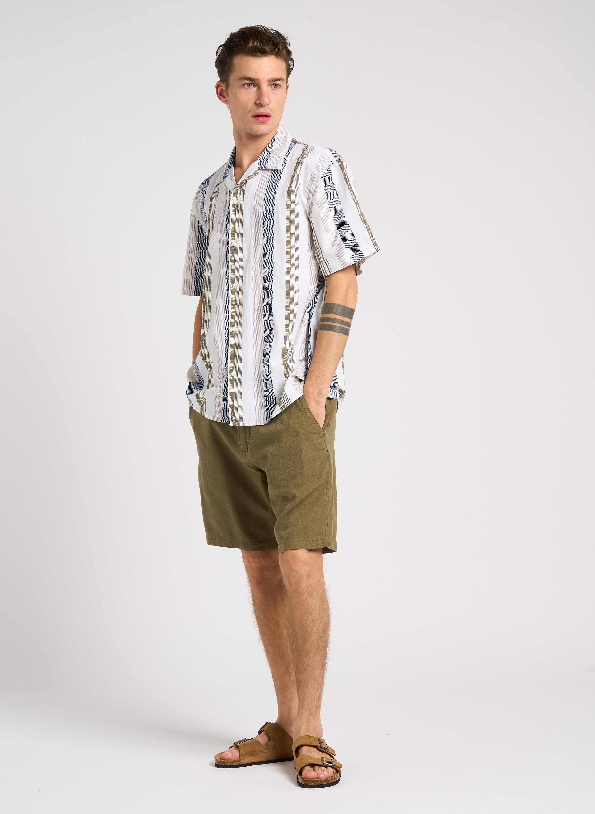 Gerade geschnittenes Hemd aus Baumwoll-Mix mit Kuba-Kragen SELECTED Beige