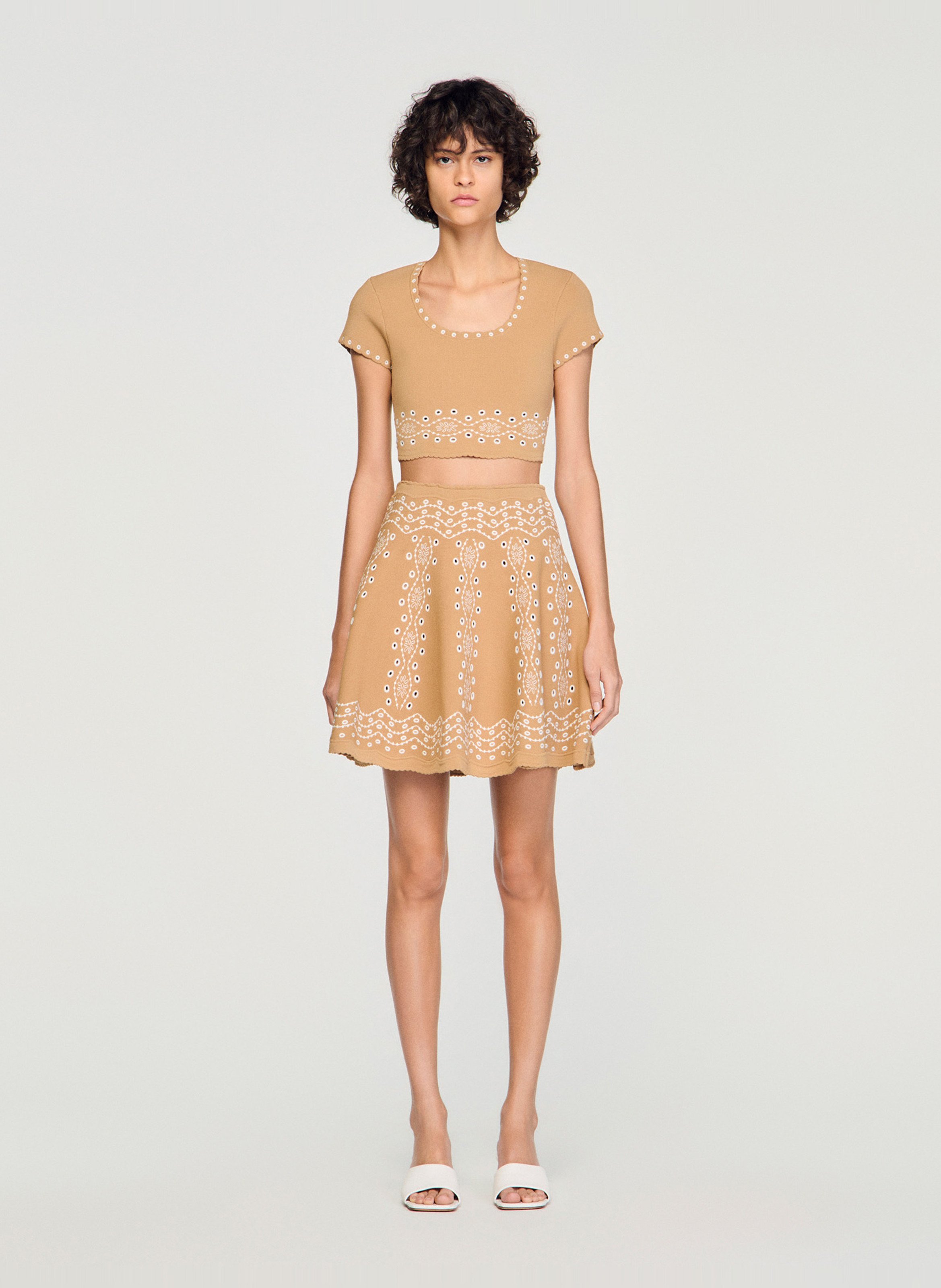 Top met ronde hals en borduursels. SANDRO Beige