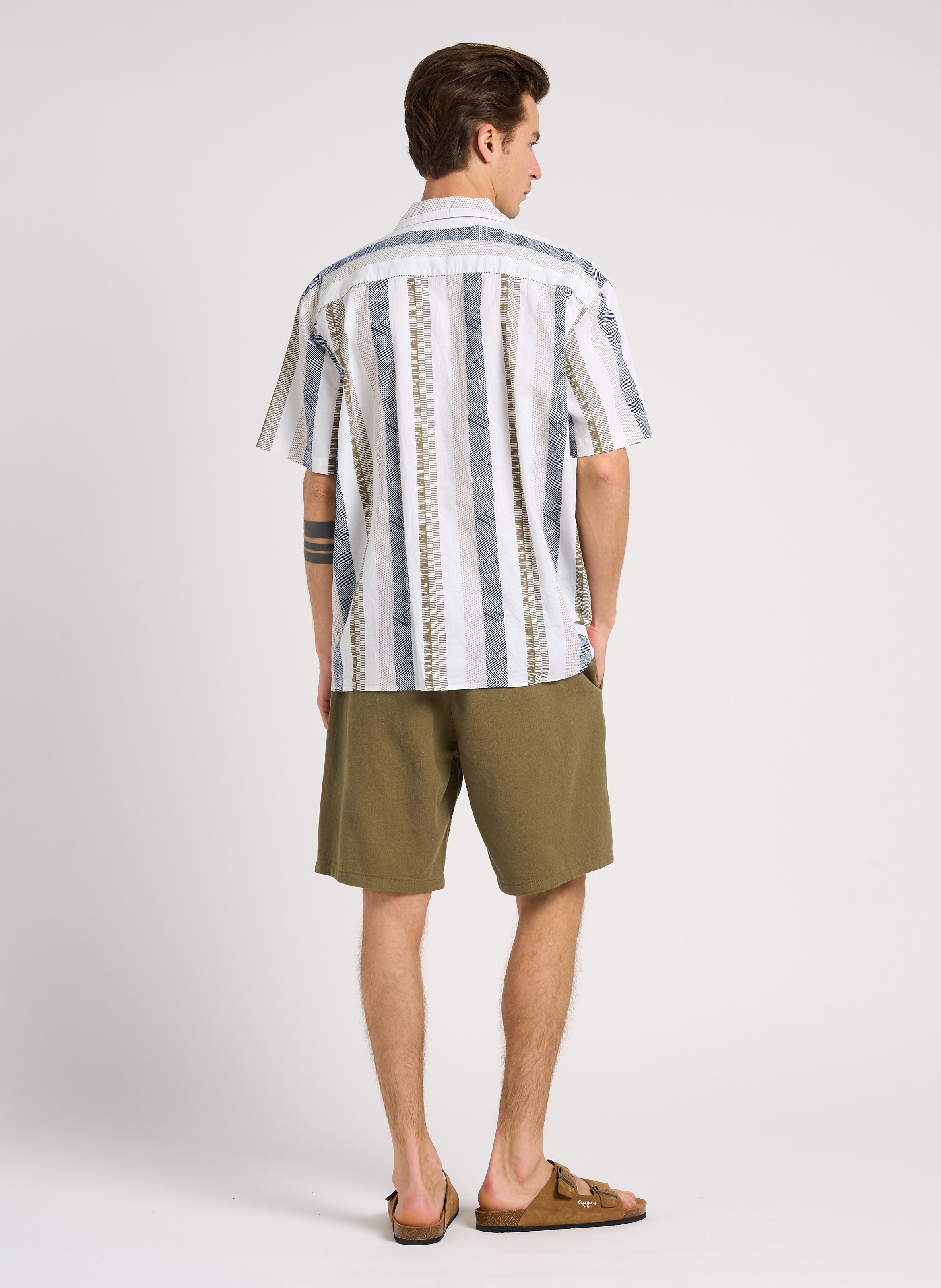 Gerade geschnittenes Hemd aus Baumwoll-Mix mit Kuba-Kragen SELECTED Beige