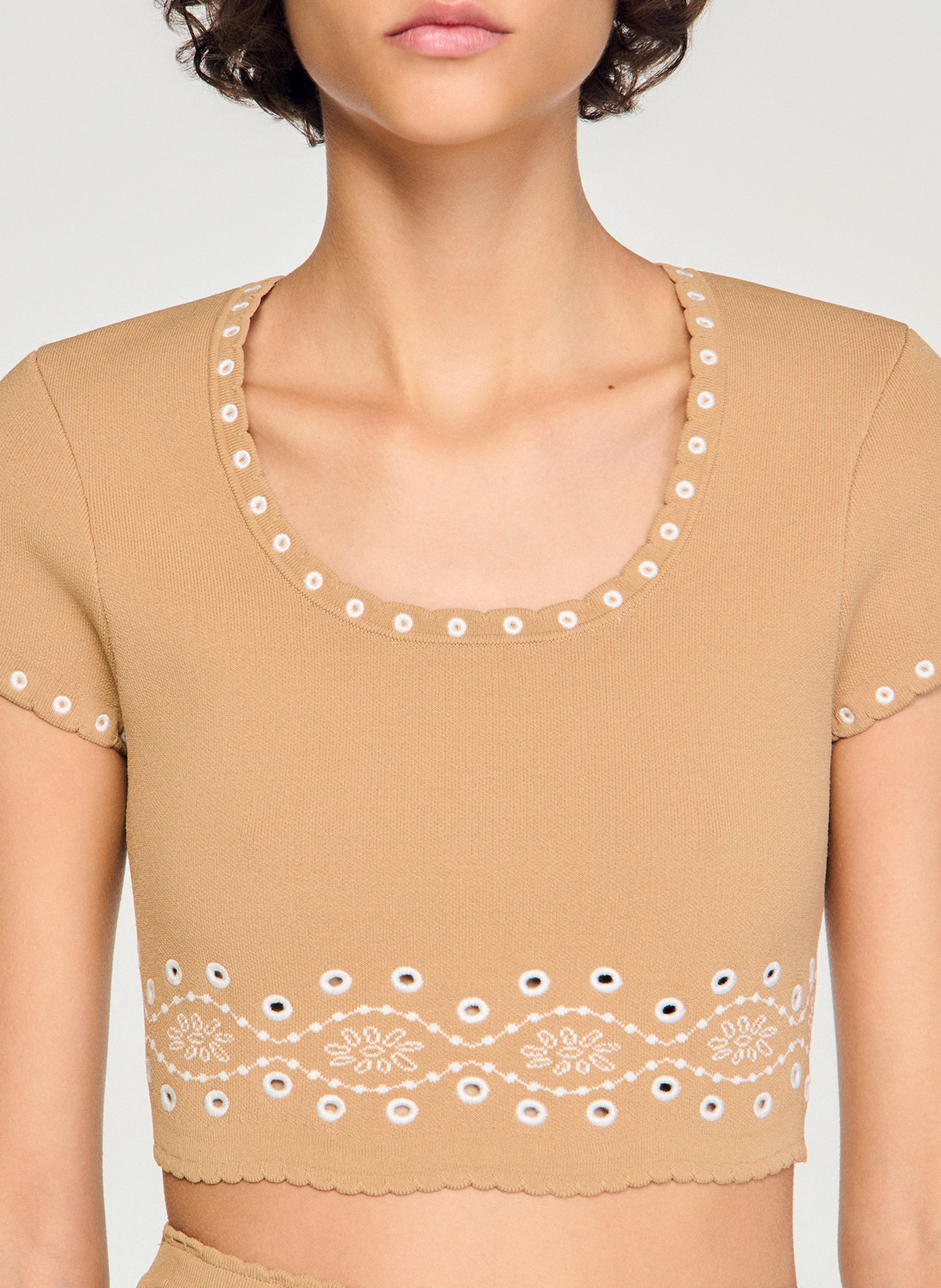 Top met ronde hals en borduursels. SANDRO Beige
