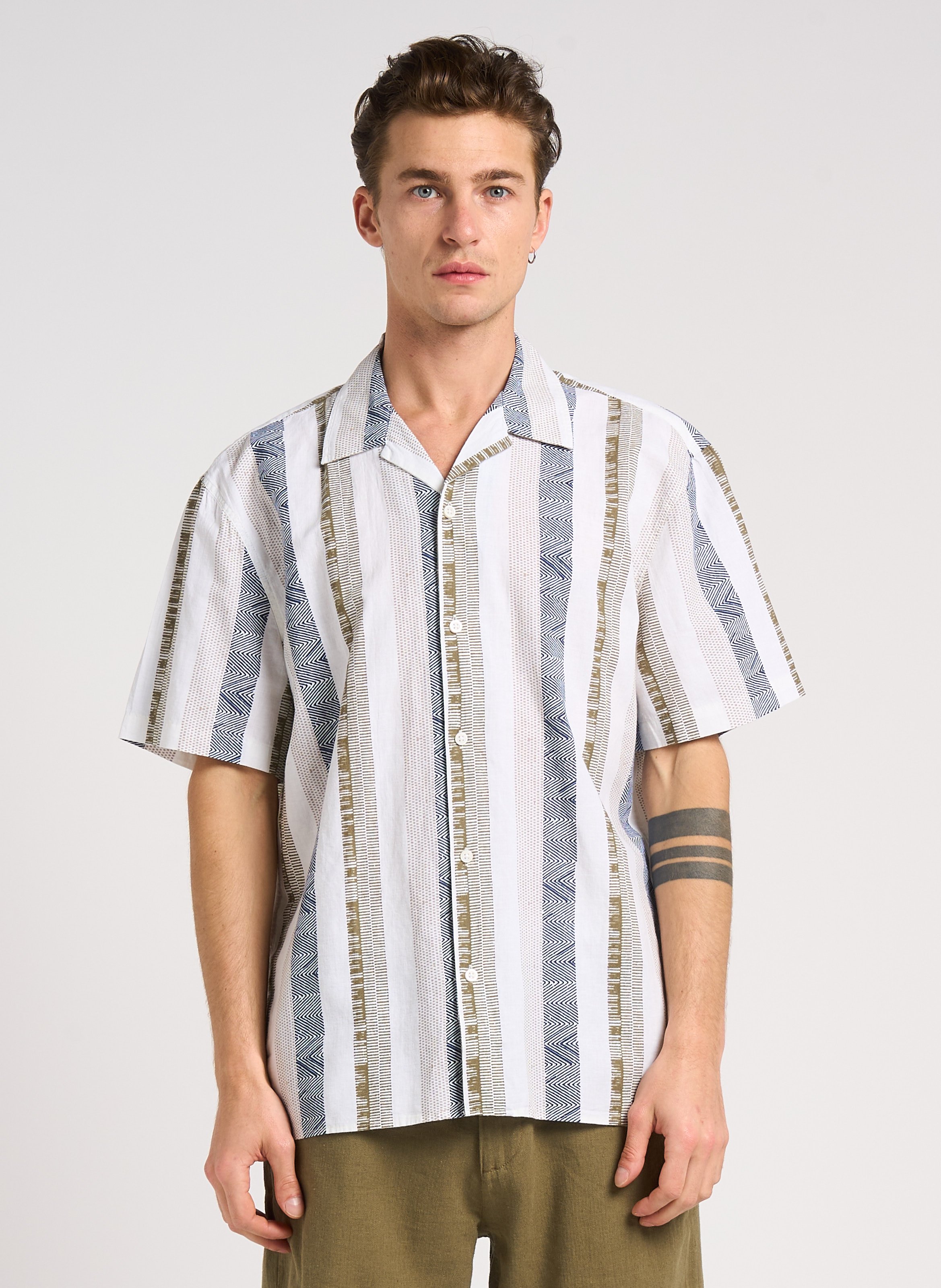 Gerade geschnittenes Hemd aus Baumwoll-Mix mit Kuba-Kragen SELECTED Beige