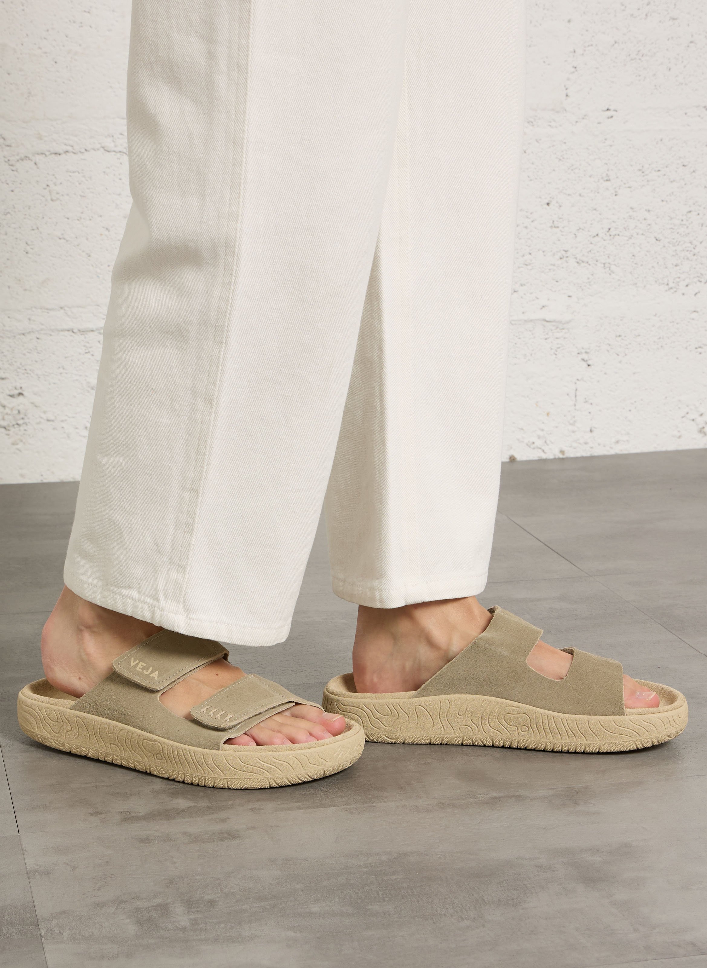 Flat leather sandals with Velcro straps VEJA Green