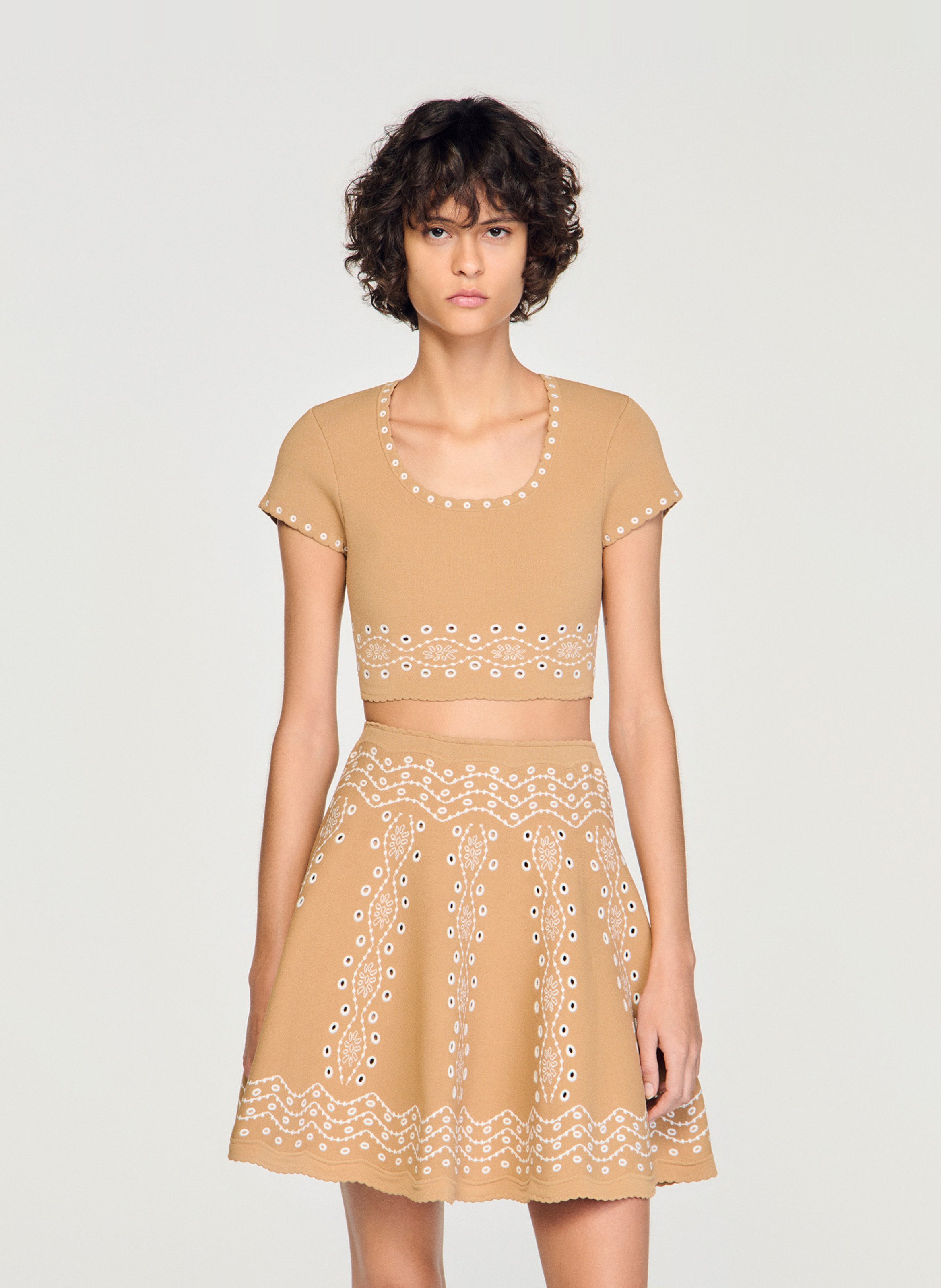 Top met ronde hals en borduursels. SANDRO Beige