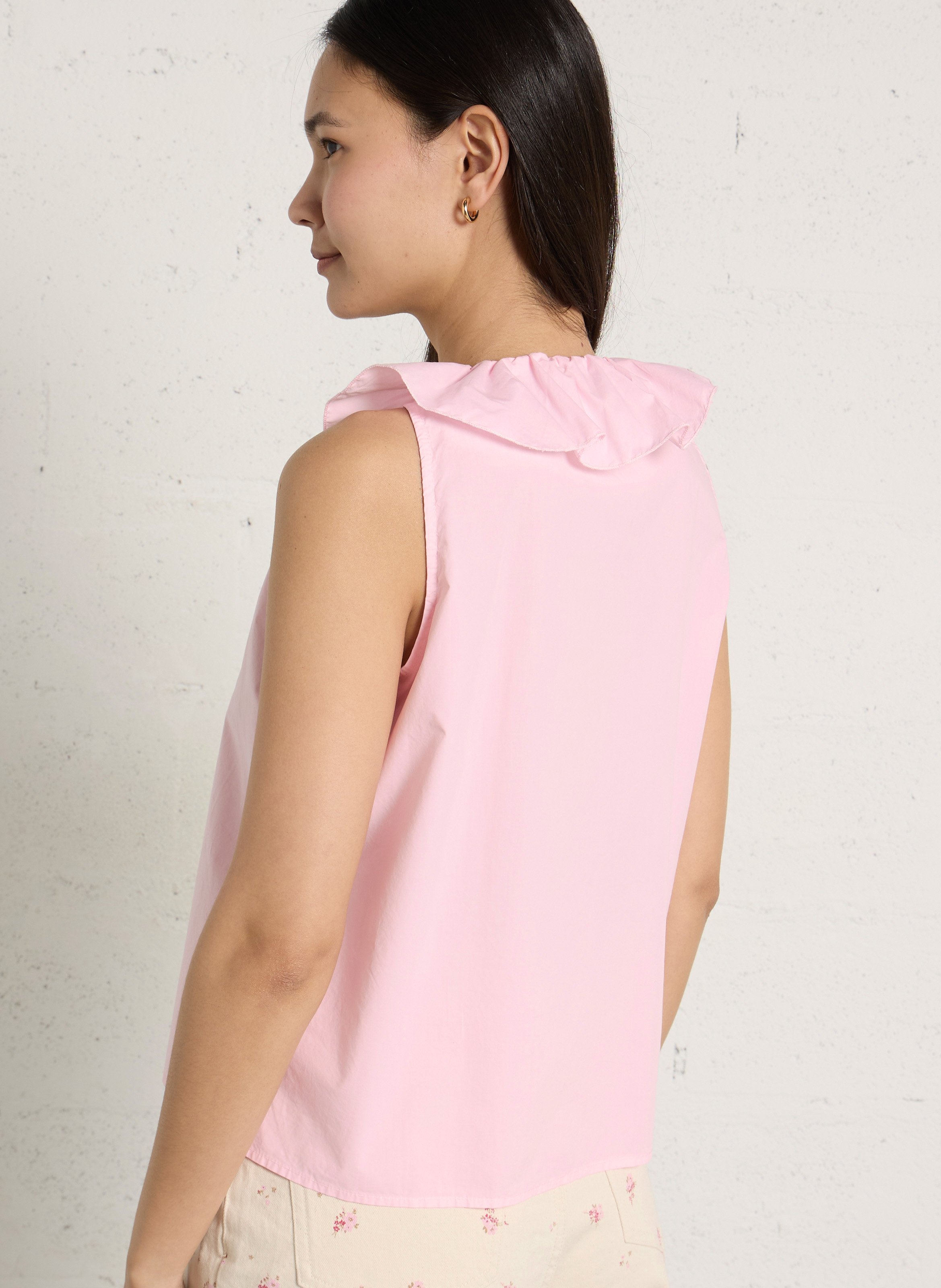Sleeveless ruffled blouse in plain. DR BLOOM Pink