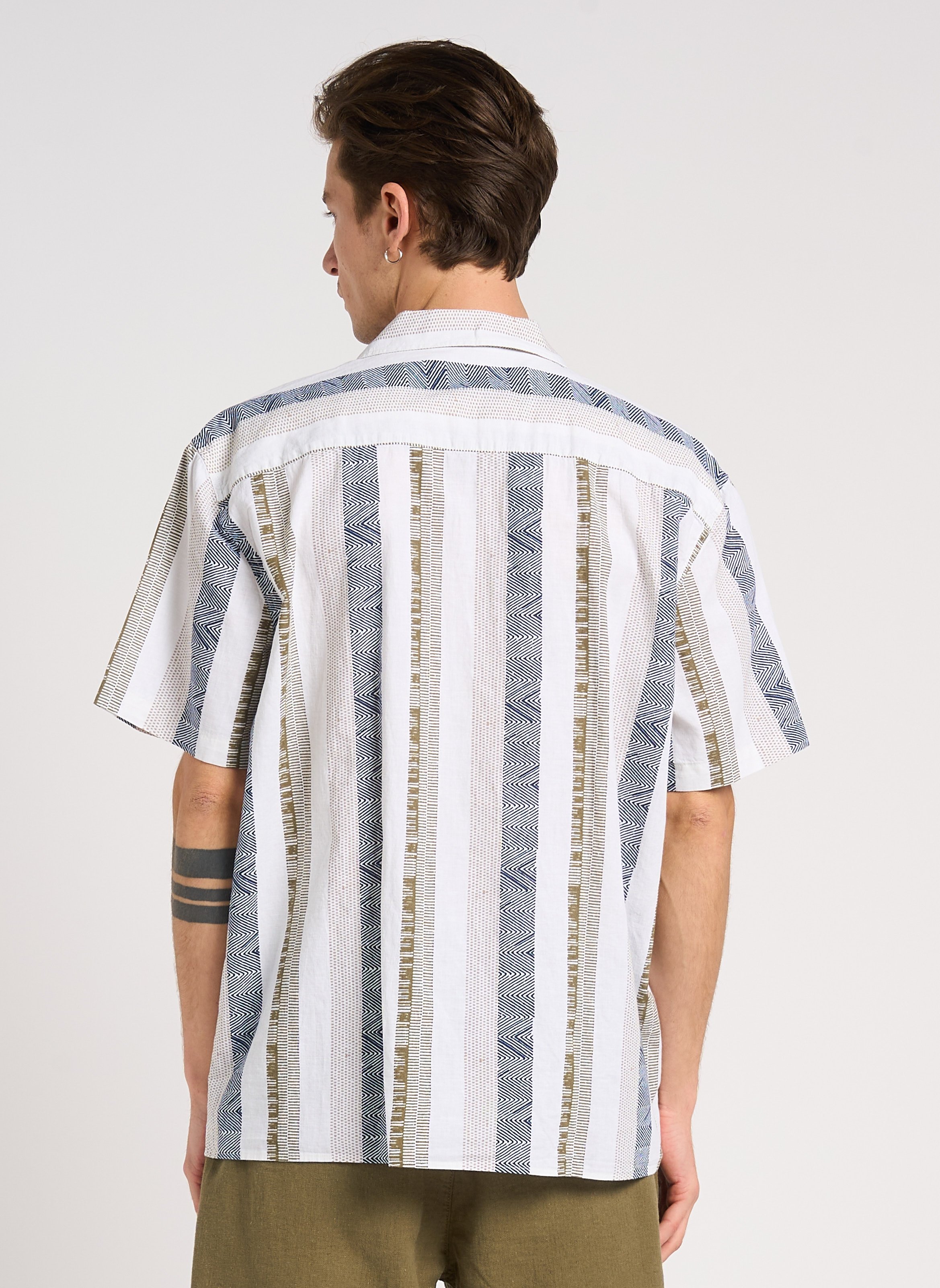 Gerade geschnittenes Hemd aus Baumwoll-Mix mit Kuba-Kragen SELECTED Beige