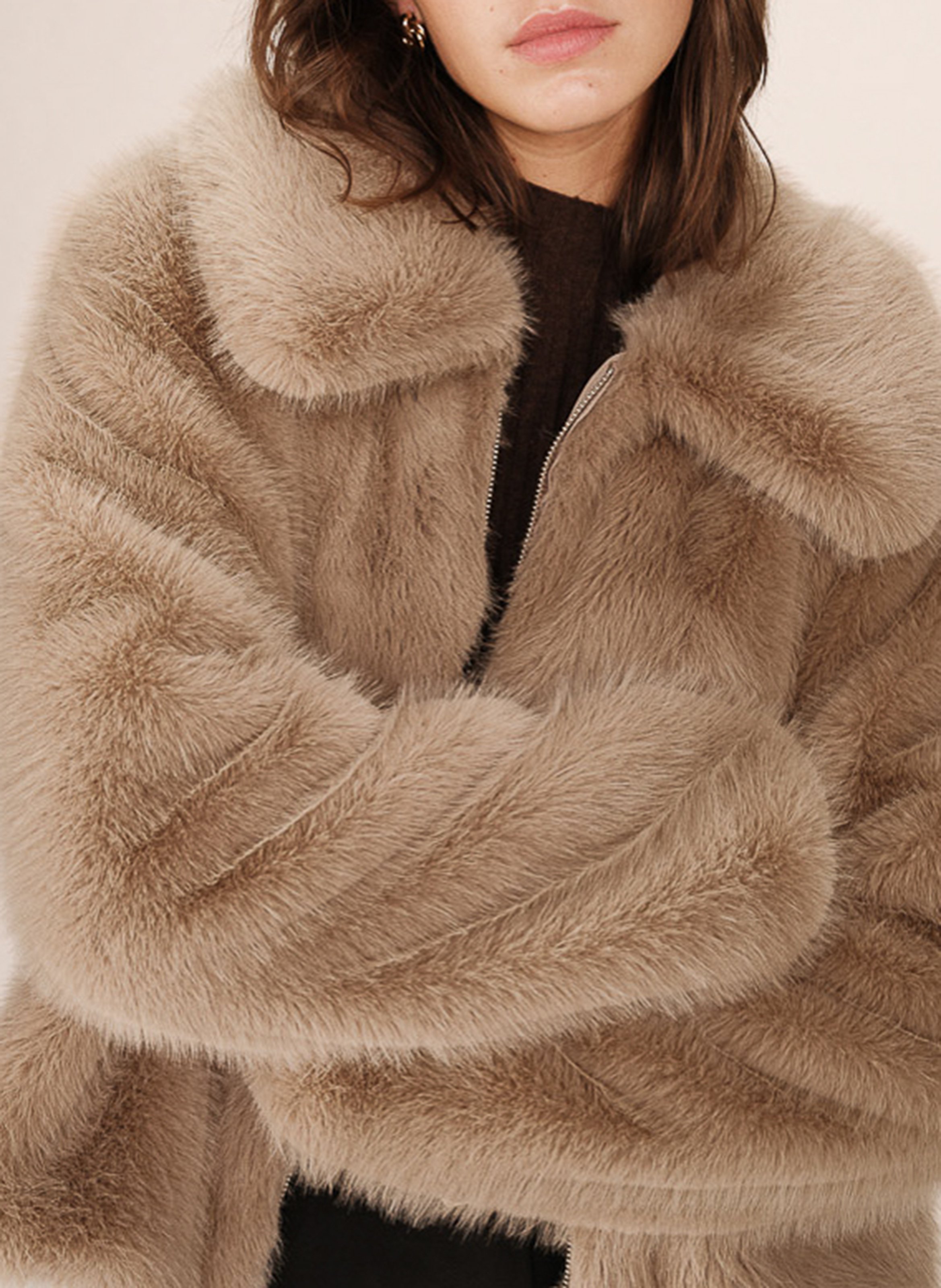 Jas met omgeslagen kraag en faux bonteffect. GRACE ET MILA Beige