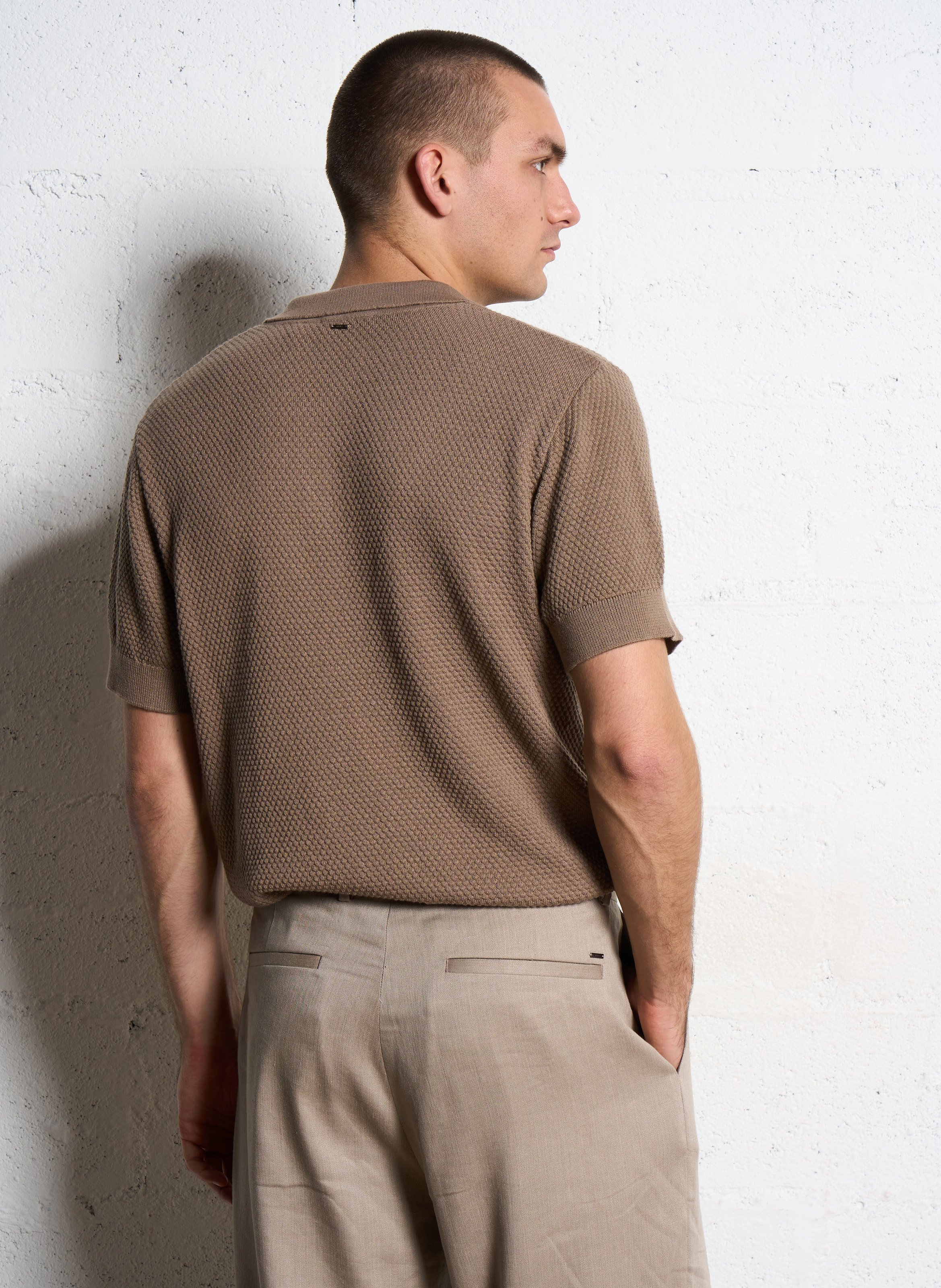 Kurzarm-Poloshirt aus einfarbigem Reliefstrick. IKKS Braun