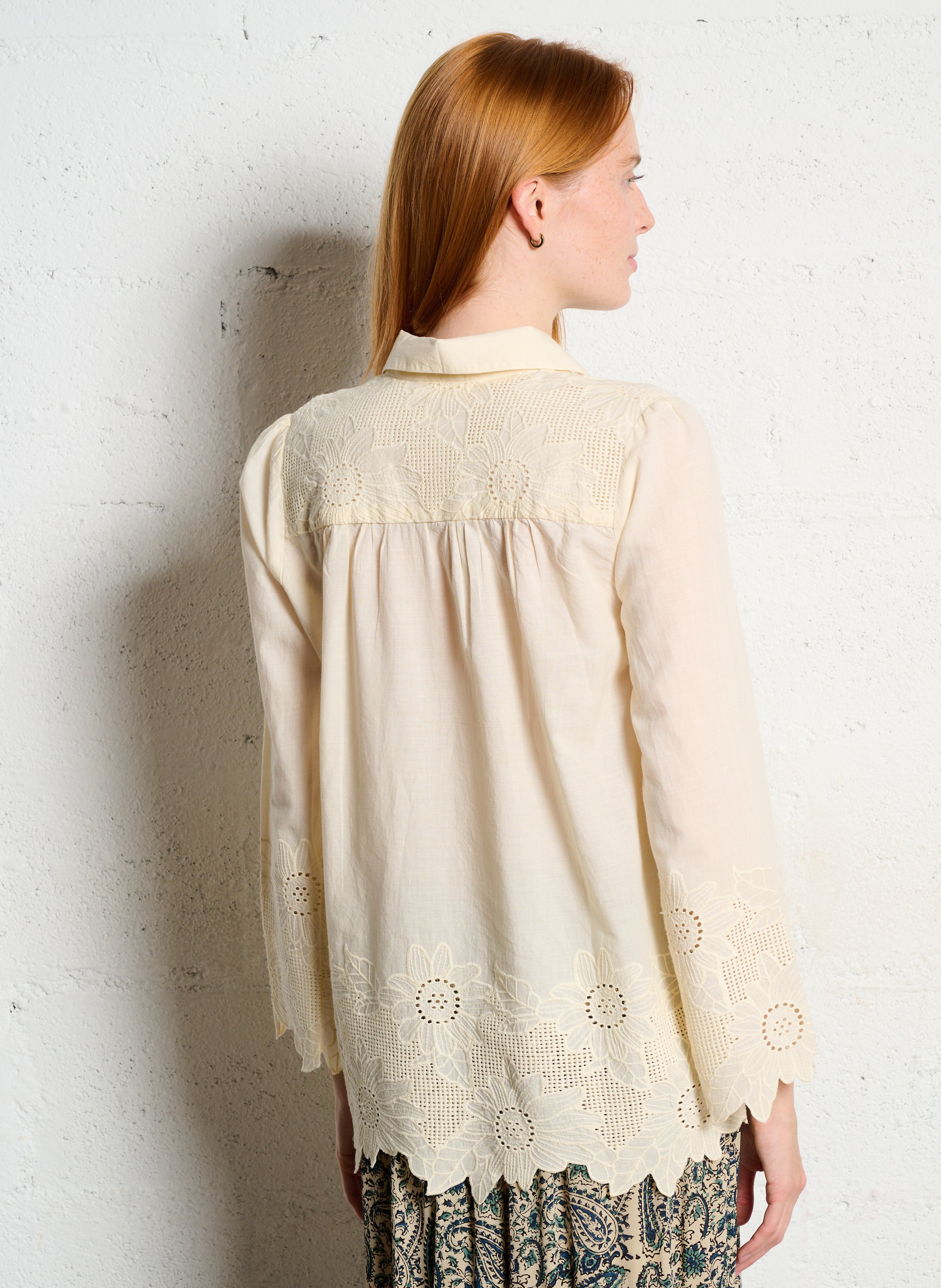 Gerade geschnittenes besticktes Baumwollhemd mit klassischem Kragen MAISON HOTEL Beige