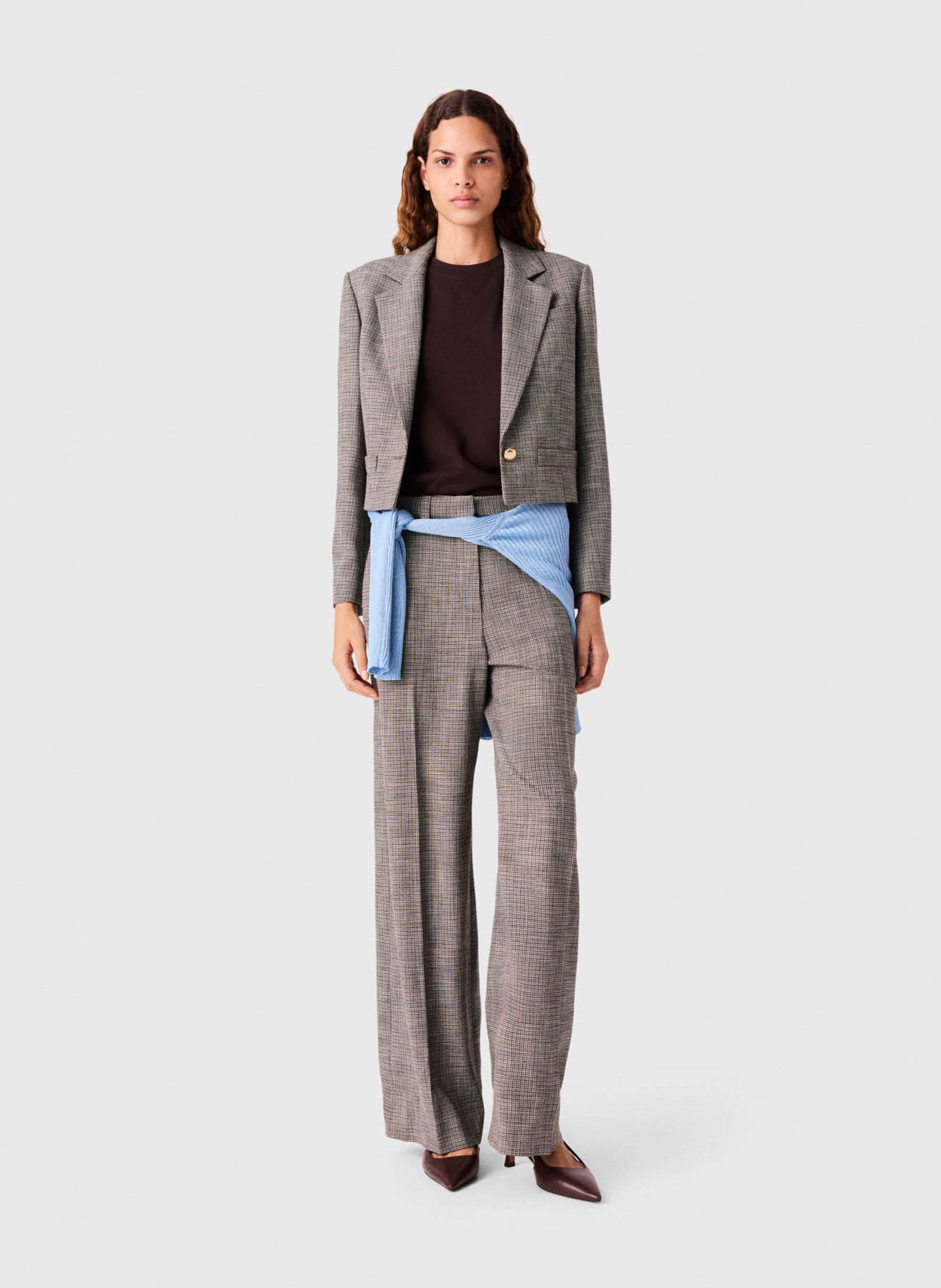Korte getailleerde blazer met klassieke kraag MAJE Bruin