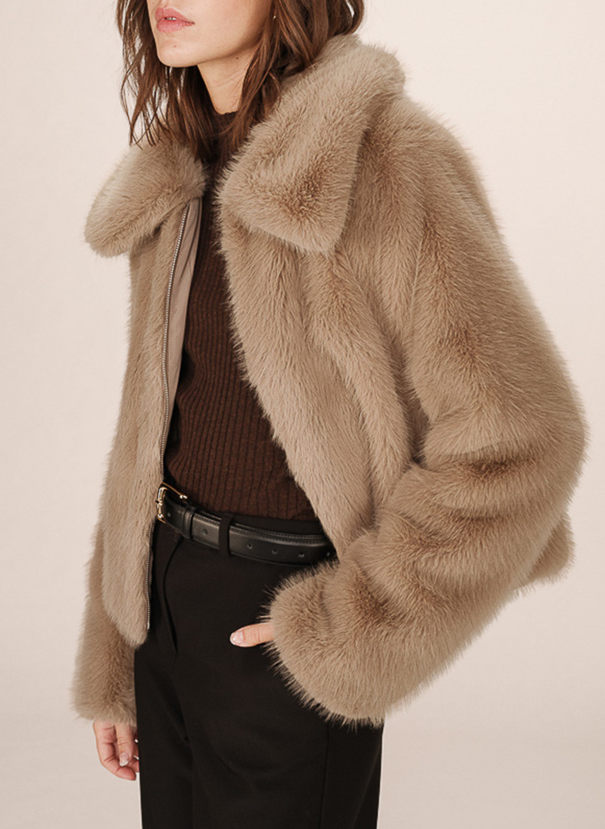 Jas met omgeslagen kraag en faux bonteffect. GRACE ET MILA Beige