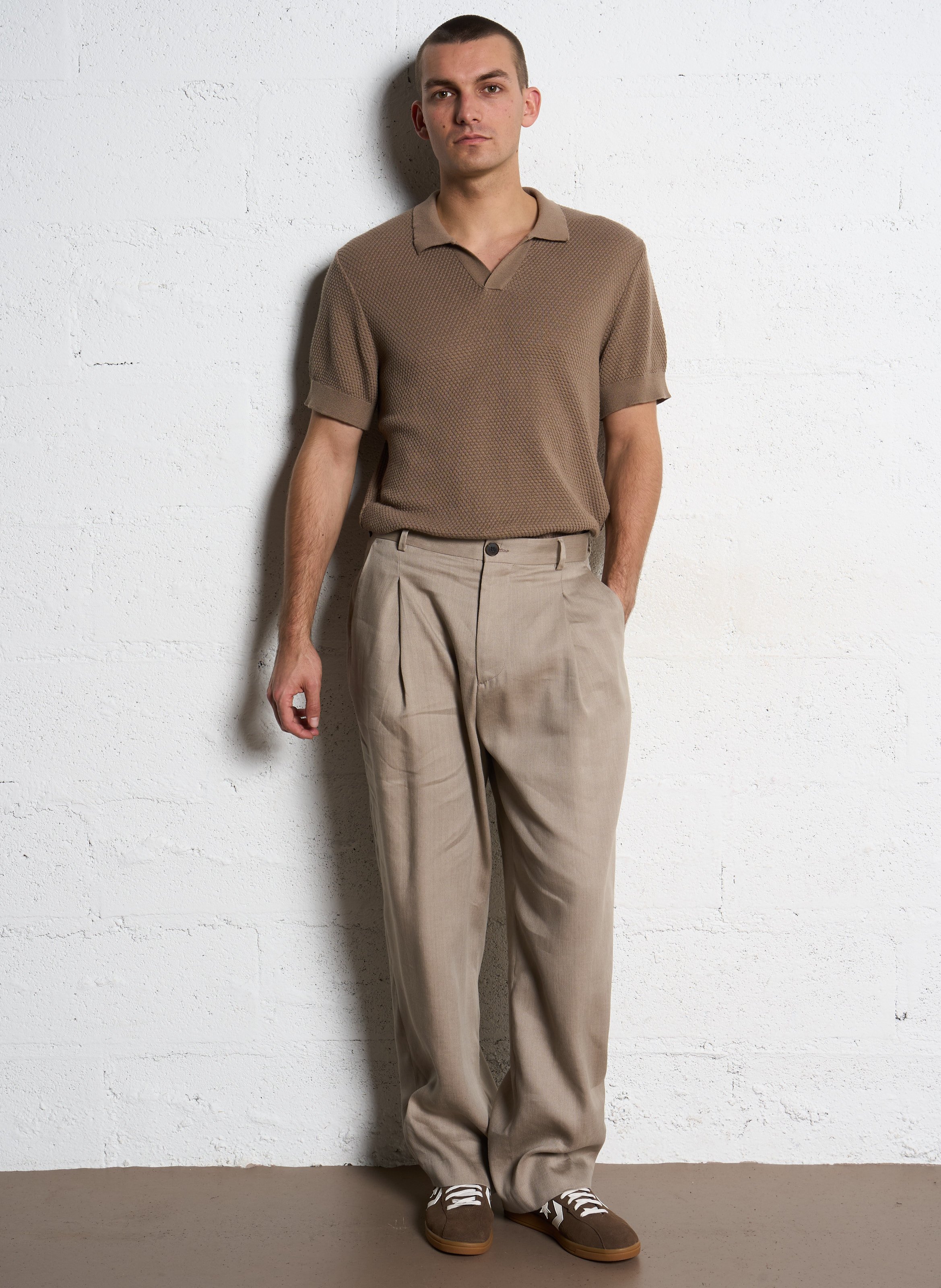 Kurzarm-Poloshirt aus einfarbigem Reliefstrick. IKKS Braun